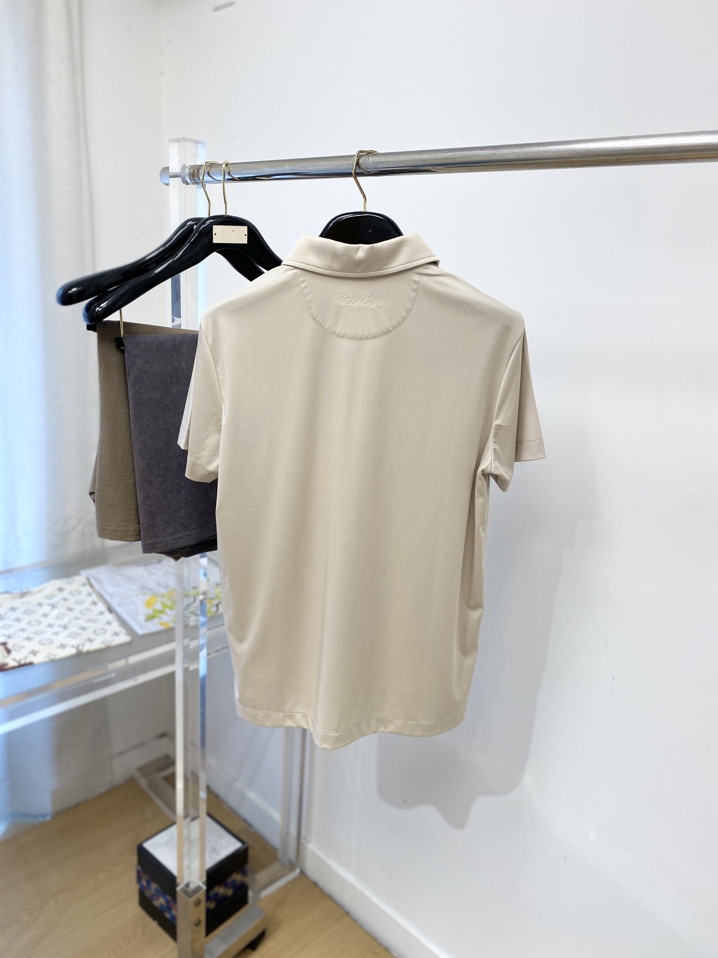 Loro Piana、2026新品短袖T恤，帅气时尚，胸前精致刺绣字母logo，简约百搭款。面料棉 不仅