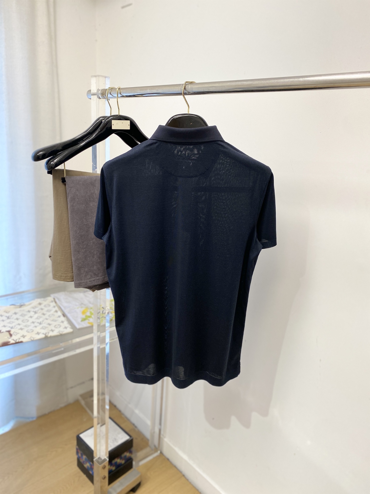 Loro Piana、2026新品短袖T恤，帅气时尚，胸前精致刺绣图案字母logo，简约百搭款。面料棉 