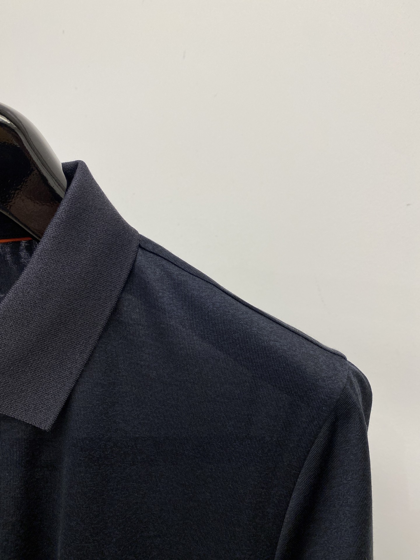 Loro Piana、2026新品短袖T恤，帅气时尚，胸前精致刺绣图案字母logo，简约百搭款。面料棉 