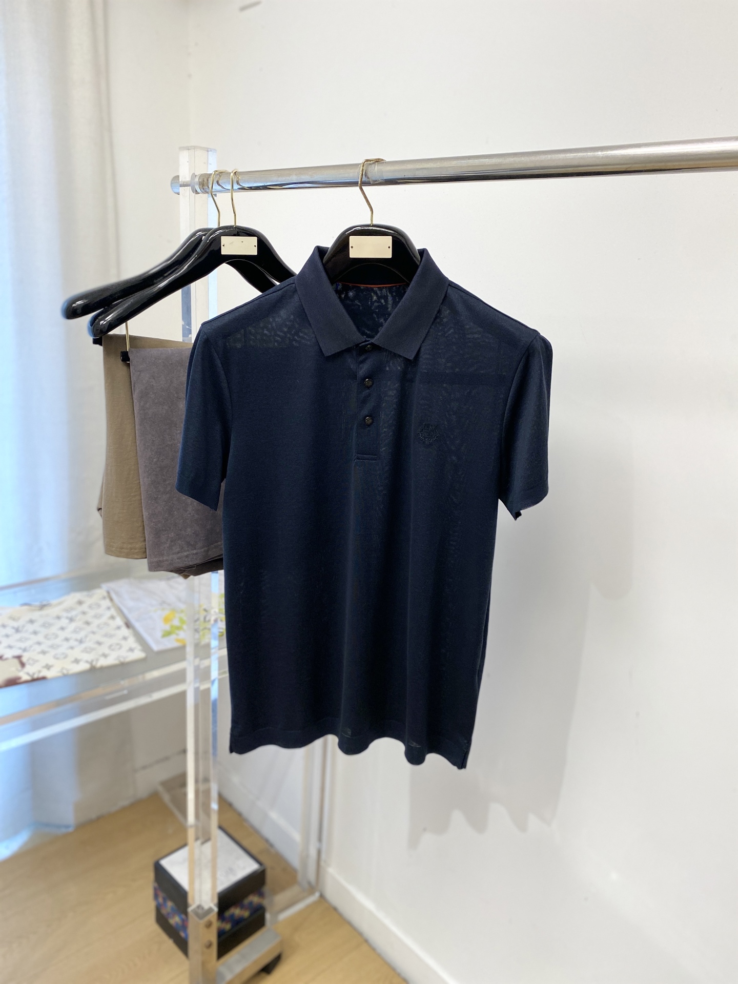 Loro Piana、2026新品短袖T恤，帅气时尚，胸前精致刺绣图案字母logo，简约百搭款。面料棉 