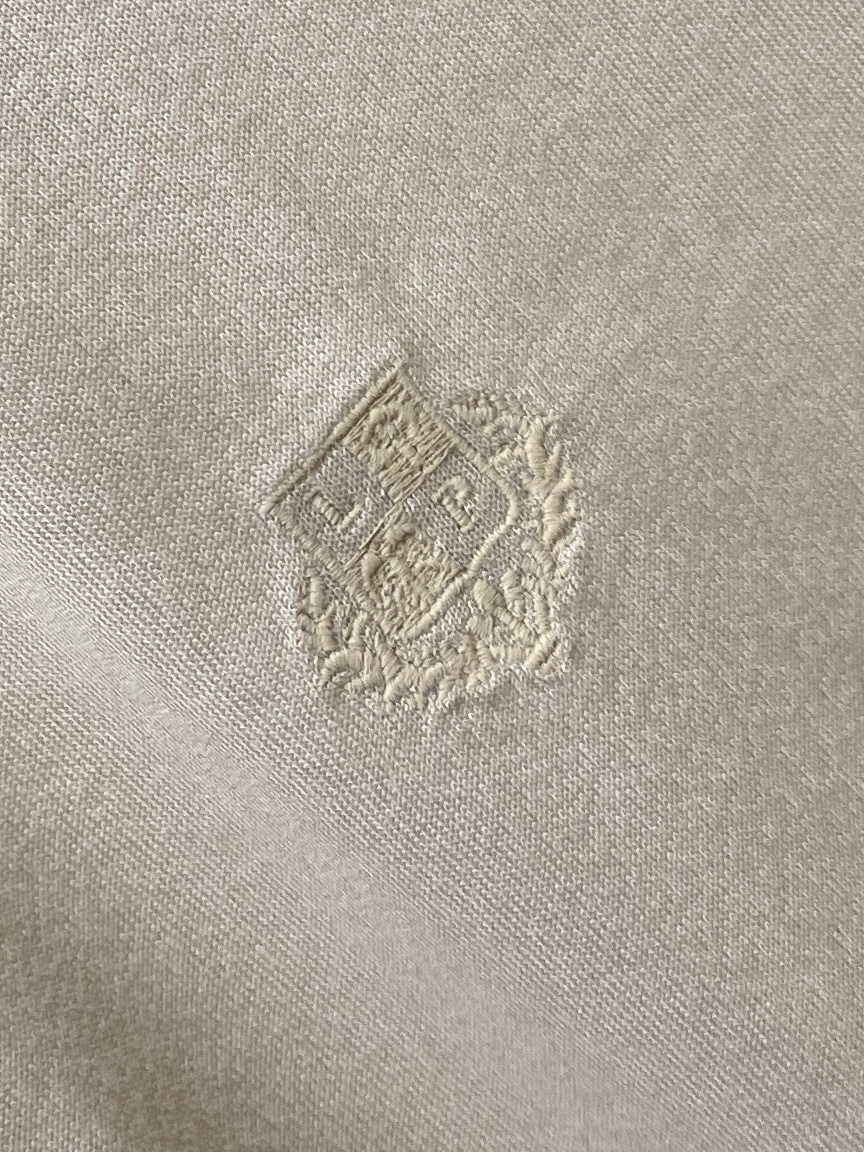 Loro Piana、2026新品短袖T恤，帅气时尚，胸前精致刺绣图案字母logo，简约百搭款。面料棉 
