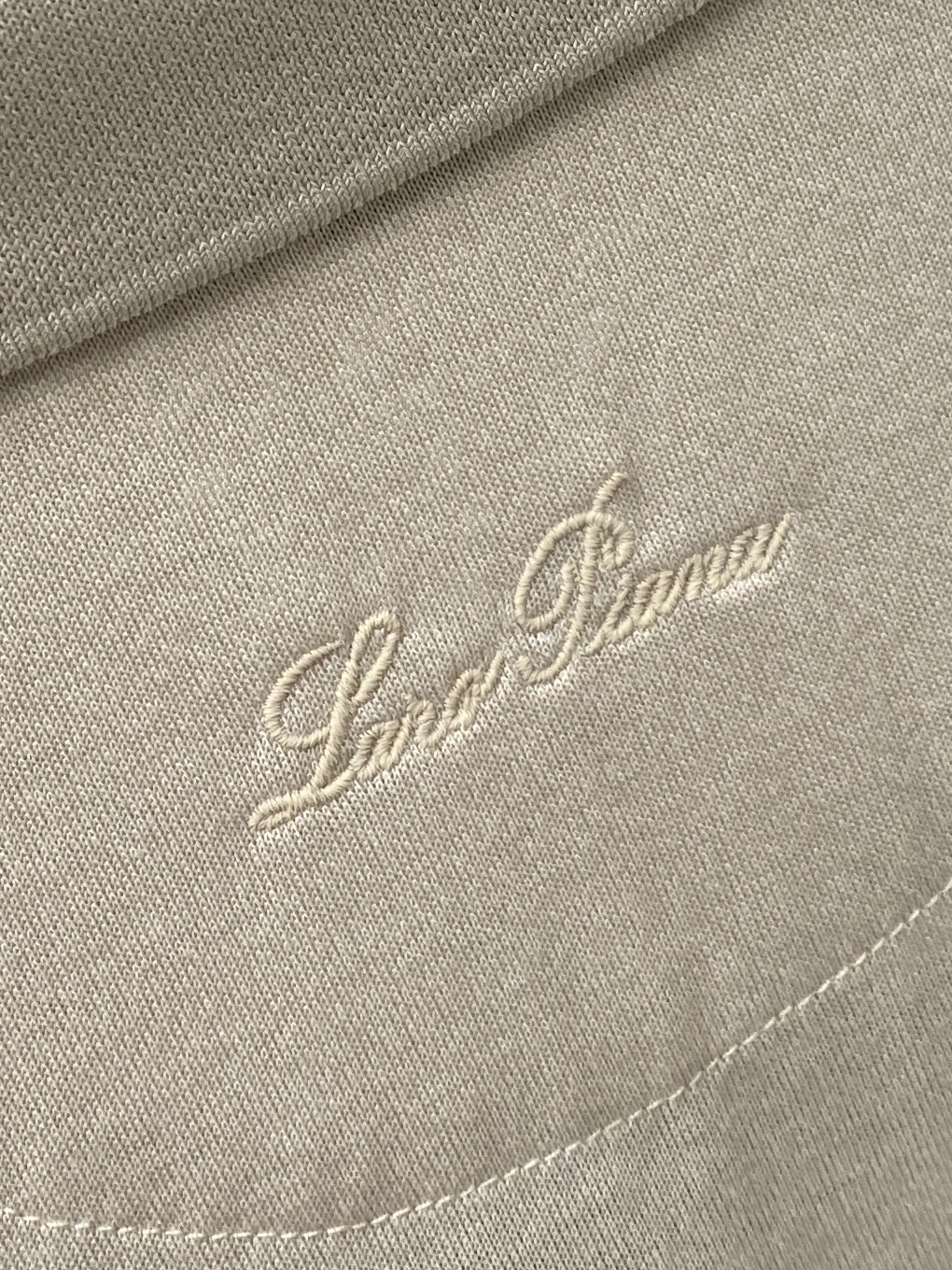Loro Piana、2026新品短袖T恤，帅气时尚，胸前精致刺绣图案字母logo，简约百搭款。面料棉 