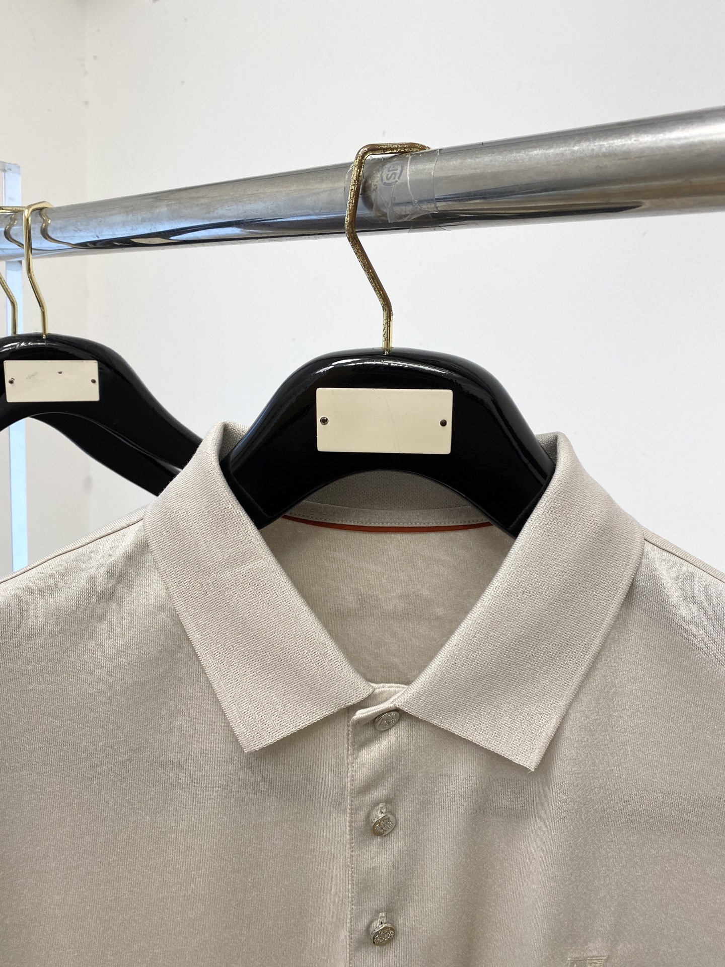 Loro Piana、2026新品短袖T恤，帅气时尚，胸前精致刺绣图案字母logo，简约百搭款。面料棉 