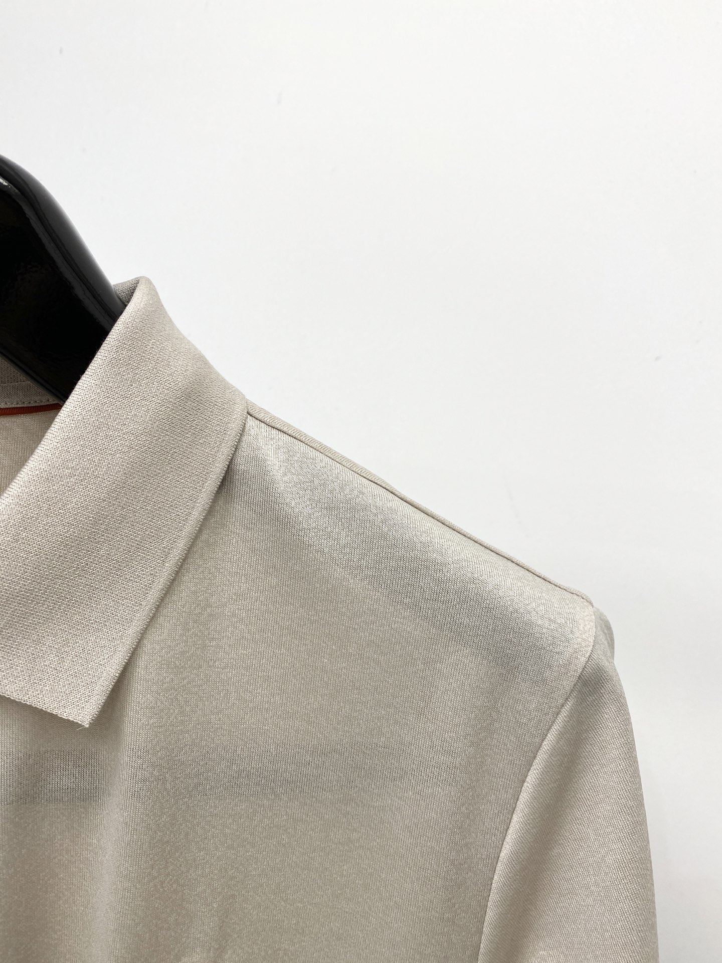 Loro Piana、2026新品短袖T恤，帅气时尚，胸前精致刺绣图案字母logo，简约百搭款。面料棉 