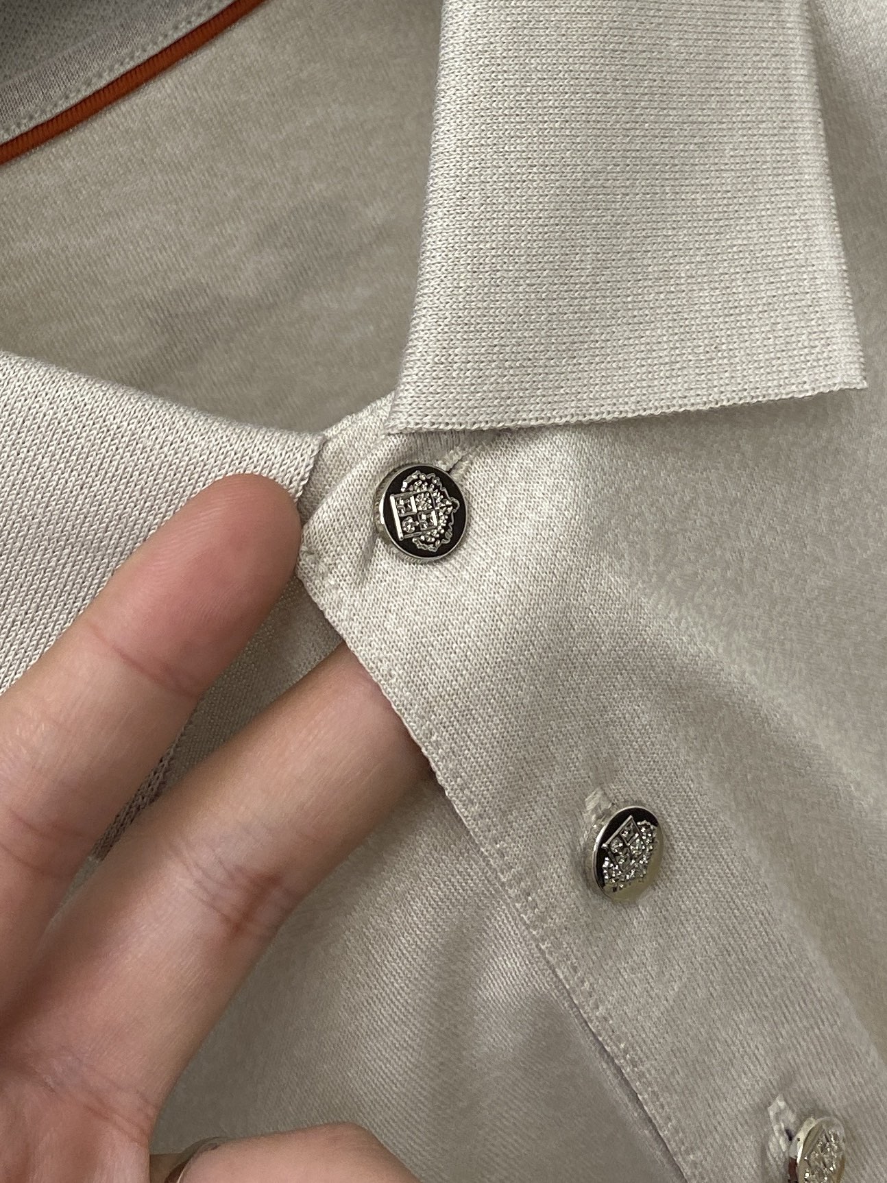 Loro Piana、2026新品短袖T恤，帅气时尚，胸前精致刺绣图案字母logo，简约百搭款。面料棉 