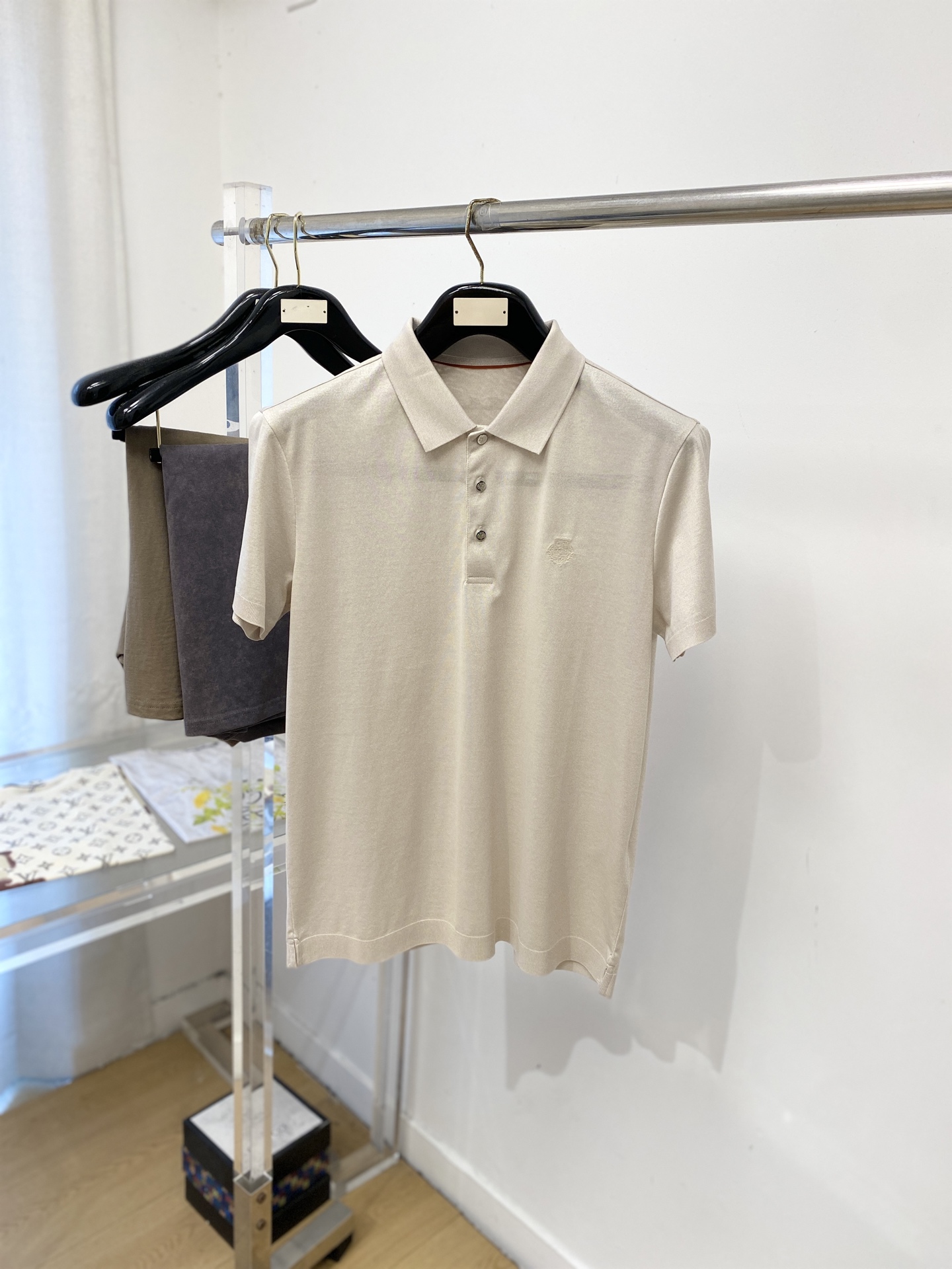 Loro Piana、2026新品短袖T恤，帅气时尚，胸前精致刺绣图案字母logo，简约百搭款。面料棉 