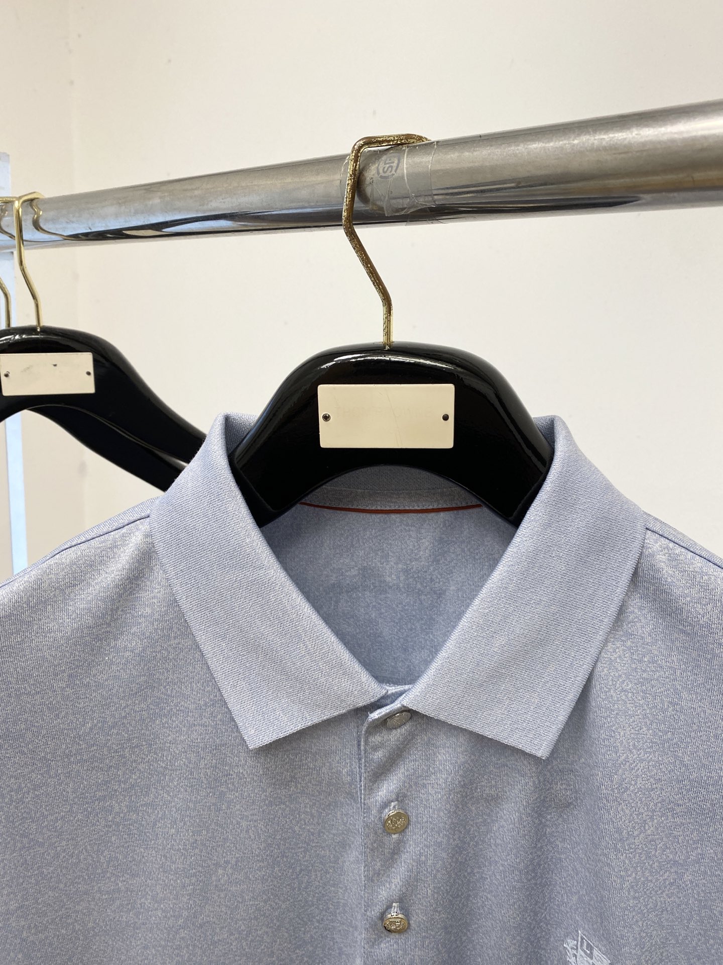 Loro Piana、2026新品短袖T恤，帅气时尚，胸前精致刺绣图案字母logo，简约百搭款。面料棉 
