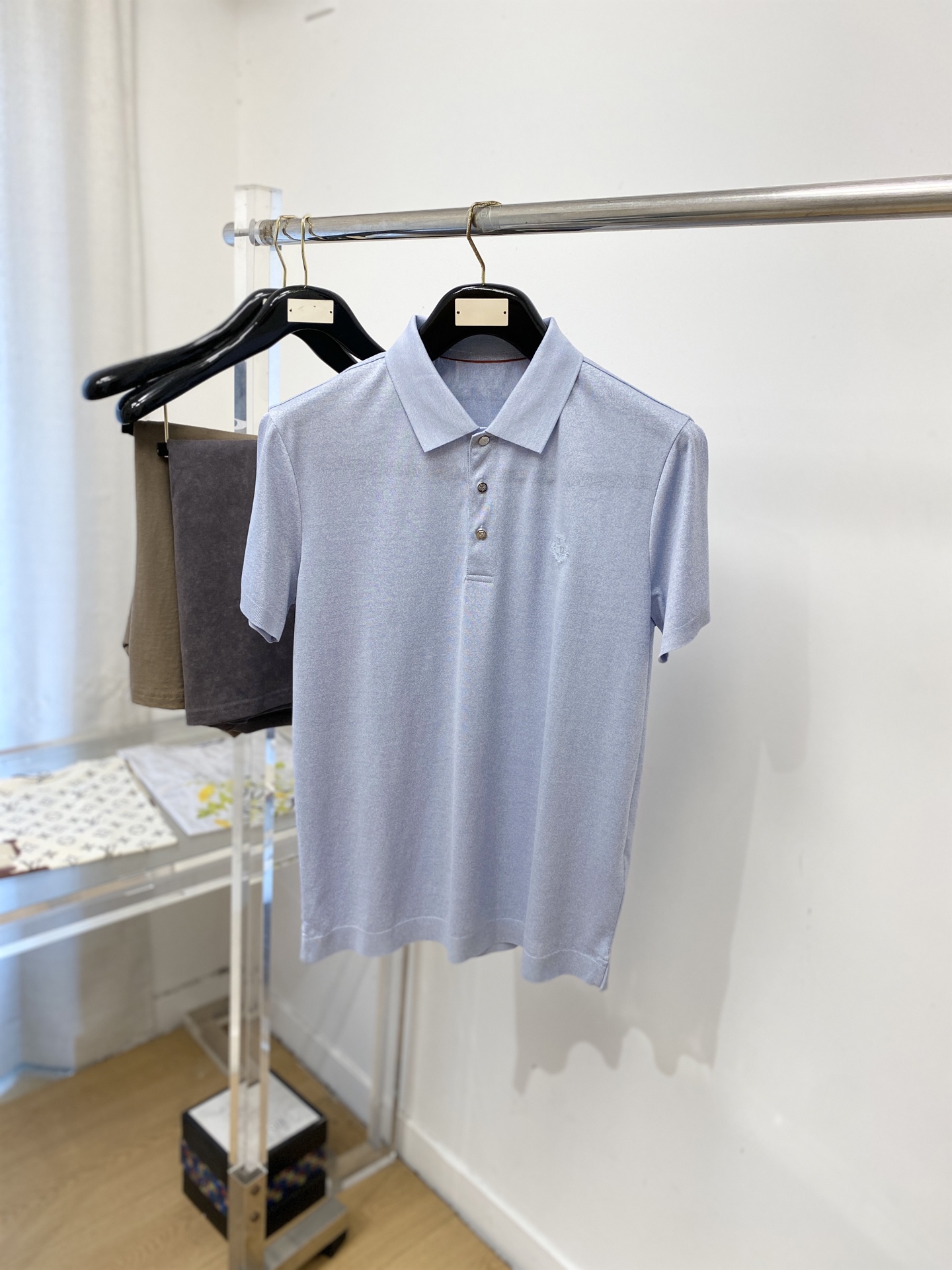 Loro Piana、2026新品短袖T恤，帅气时尚，胸前精致刺绣图案字母logo，简约百搭款。面料棉 