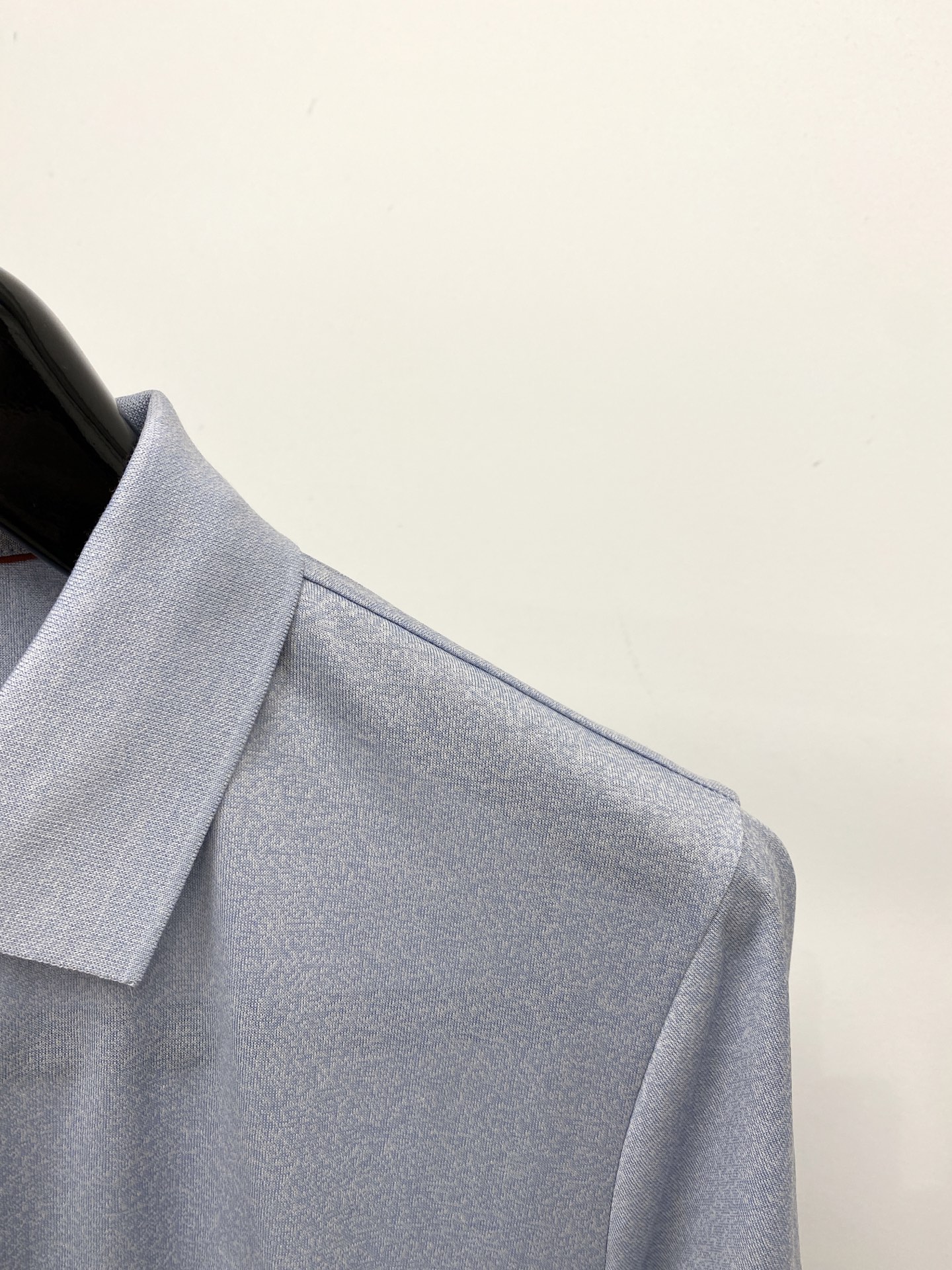 Loro Piana、2026新品短袖T恤，帅气时尚，胸前精致刺绣图案字母logo，简约百搭款。面料棉 