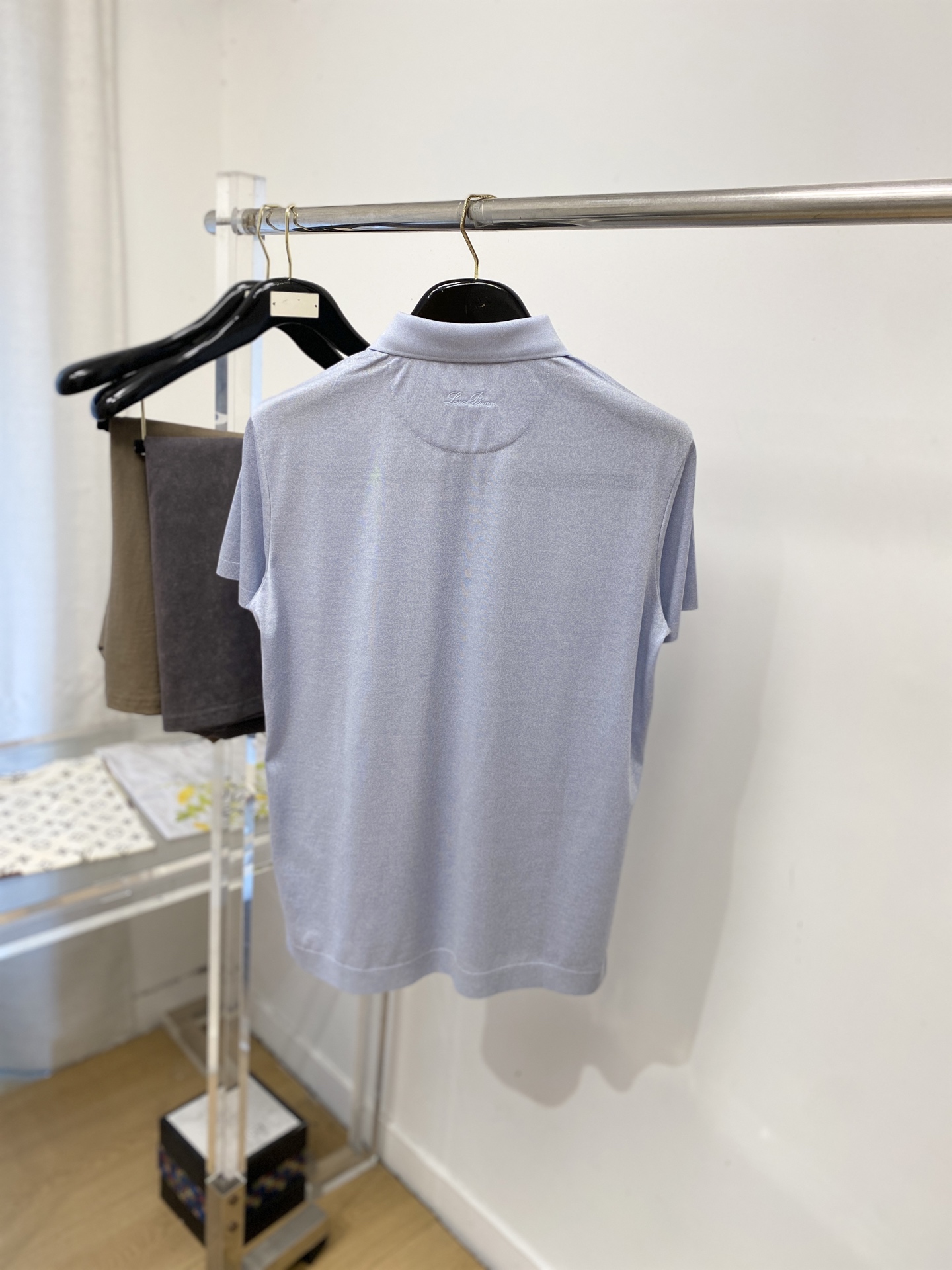 Loro Piana、2026新品短袖T恤，帅气时尚，胸前精致刺绣图案字母logo，简约百搭款。面料棉 