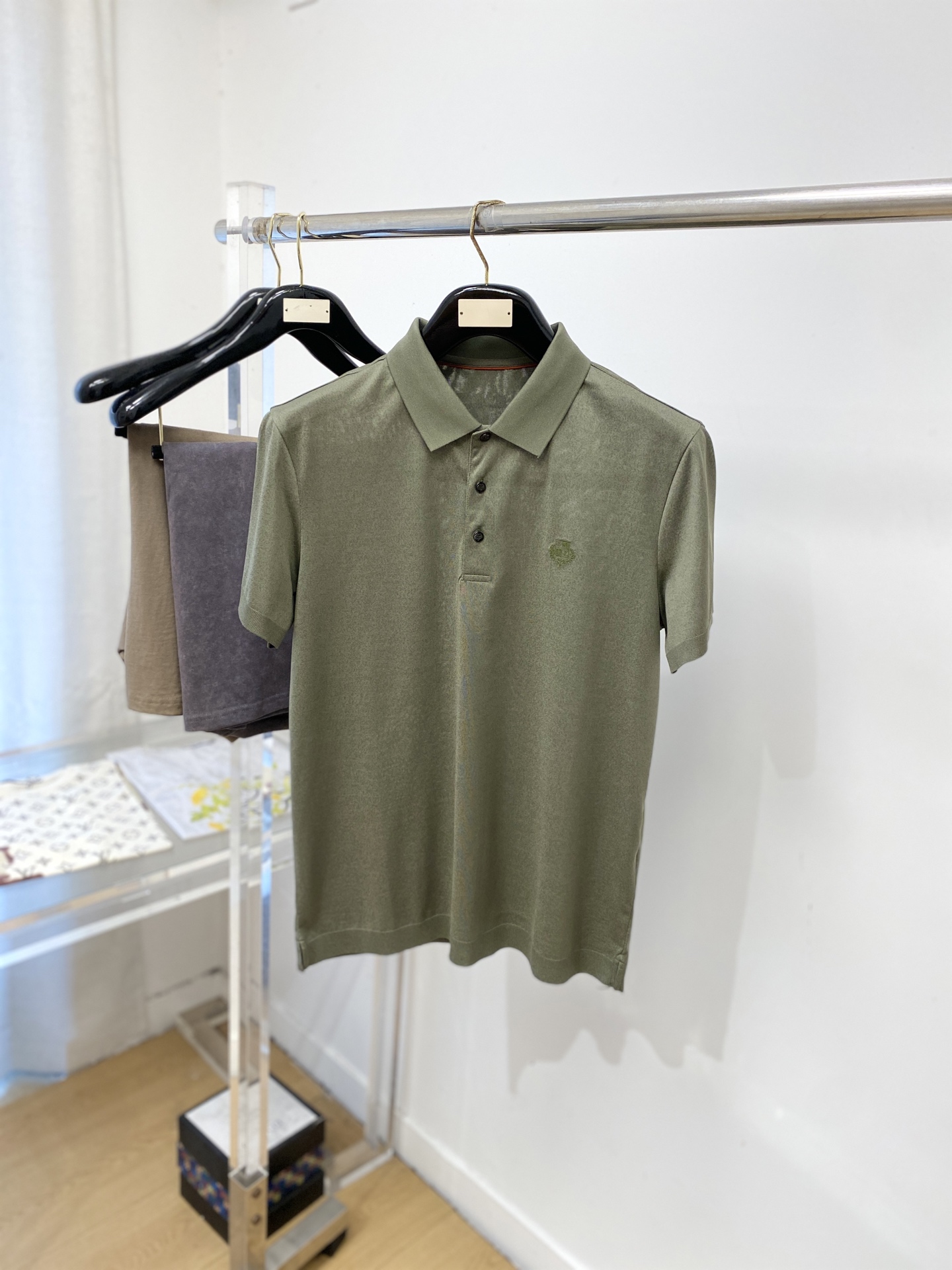 Loro Piana、2026新品短袖T恤，帅气时尚，胸前精致刺绣图案字母logo，简约百搭款。面料棉 