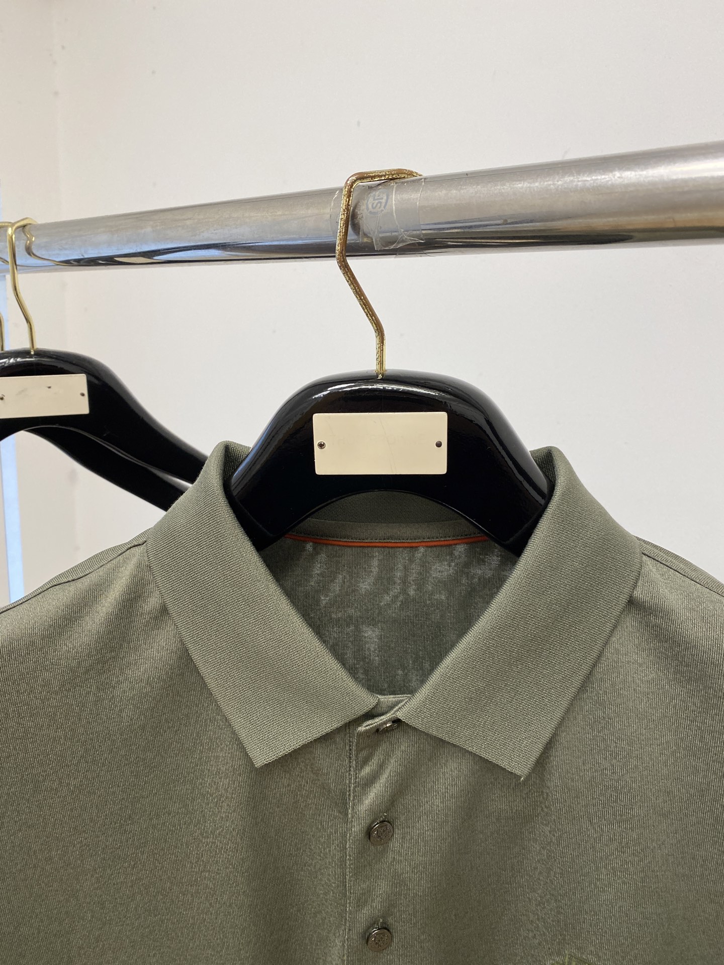 Loro Piana、2026新品短袖T恤，帅气时尚，胸前精致刺绣图案字母logo，简约百搭款。面料棉 