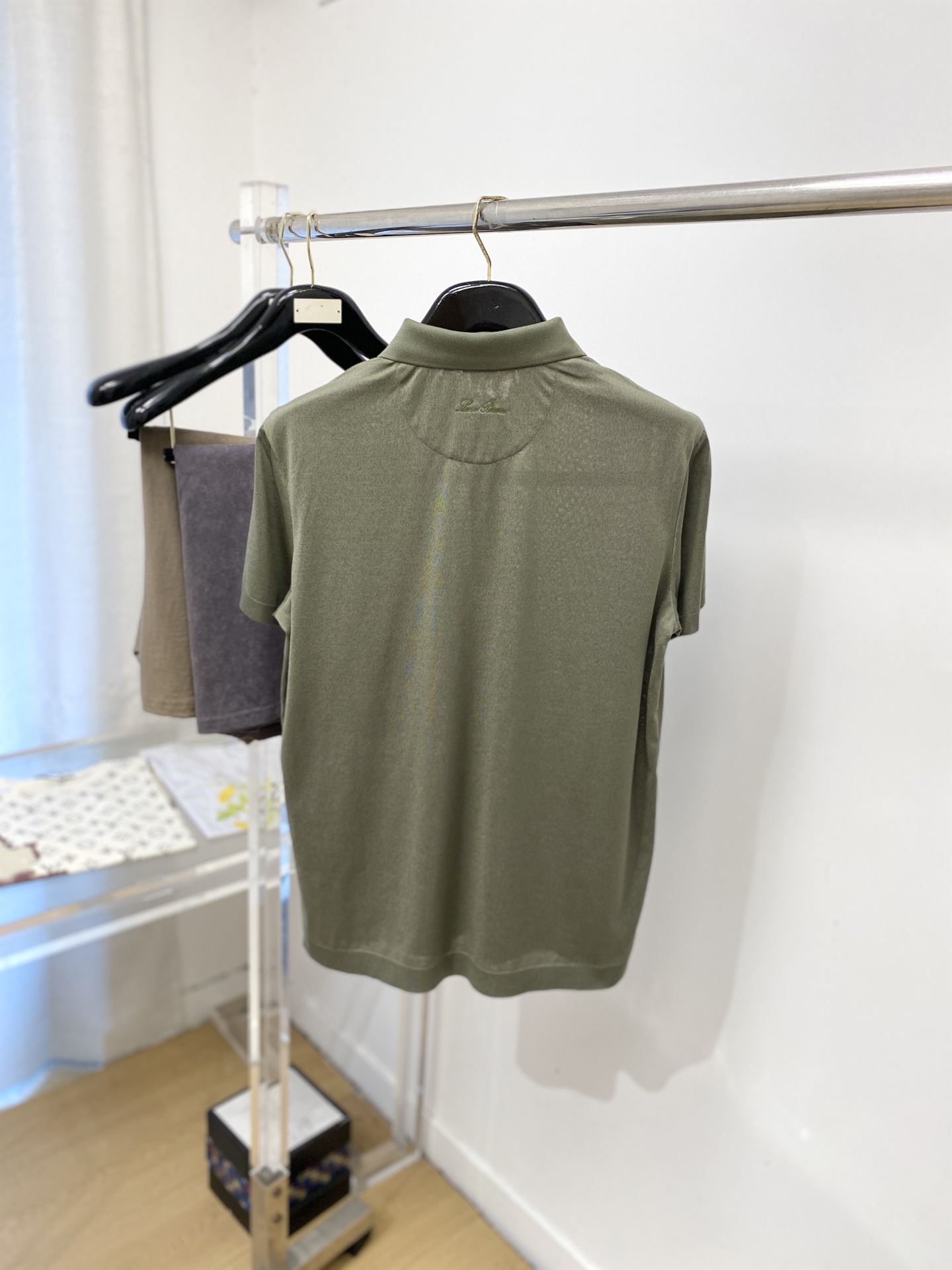 Loro Piana、2026新品短袖T恤，帅气时尚，胸前精致刺绣图案字母logo，简约百搭款。面料棉 