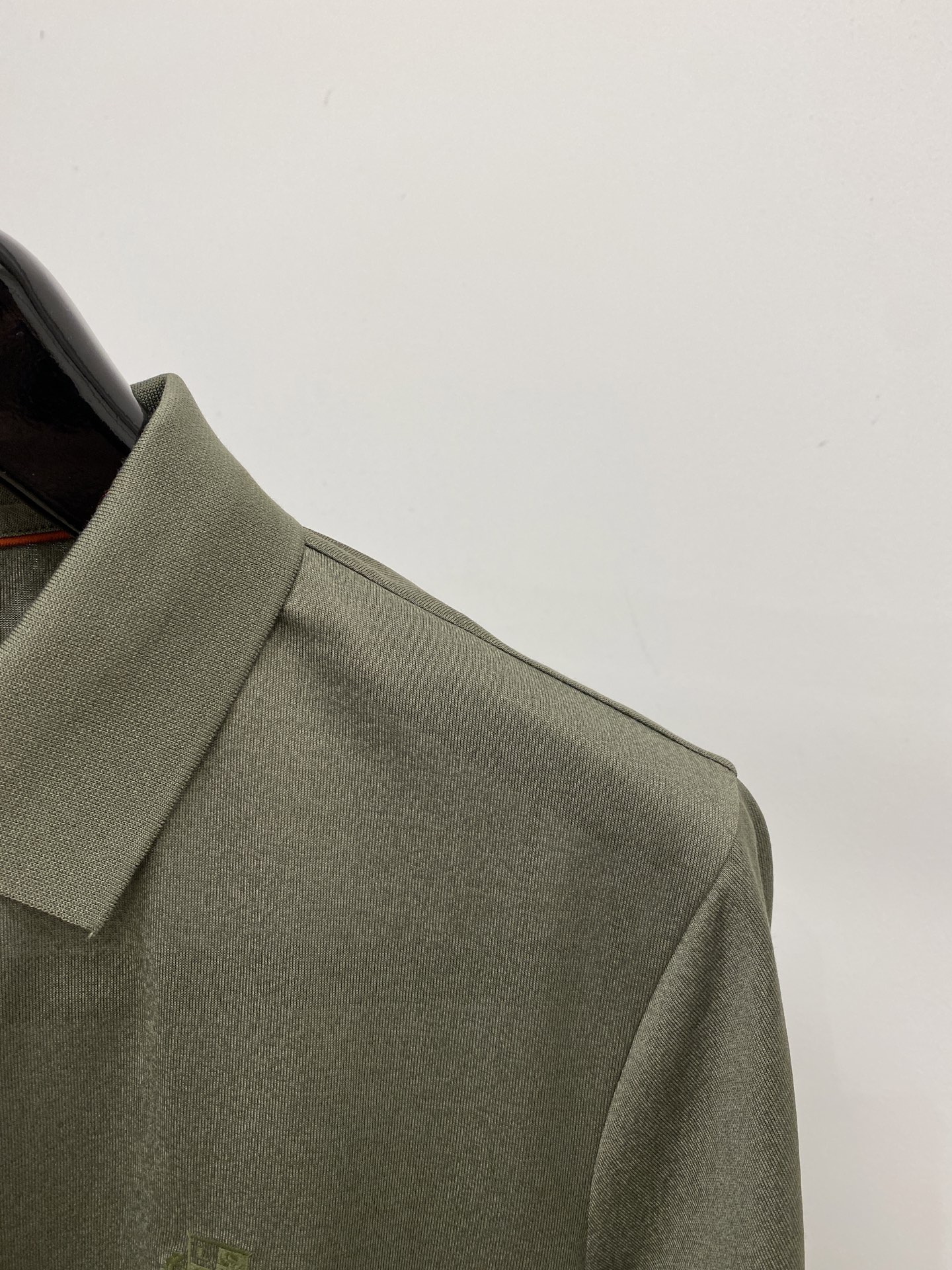 Loro Piana、2026新品短袖T恤，帅气时尚，胸前精致刺绣图案字母logo，简约百搭款。面料棉 