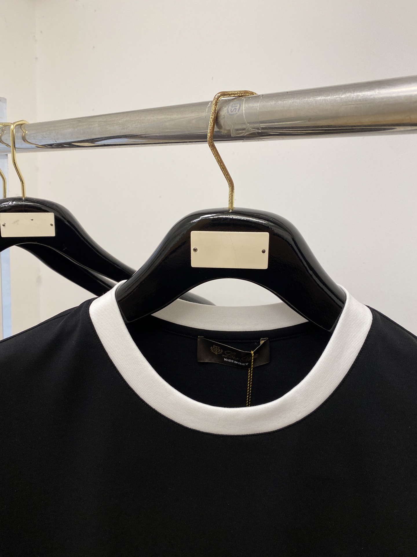 Loro Piana、2026新品短袖T恤，帅气时尚，胸前精致刺绣字母logo，简约百搭款。面料棉 不仅