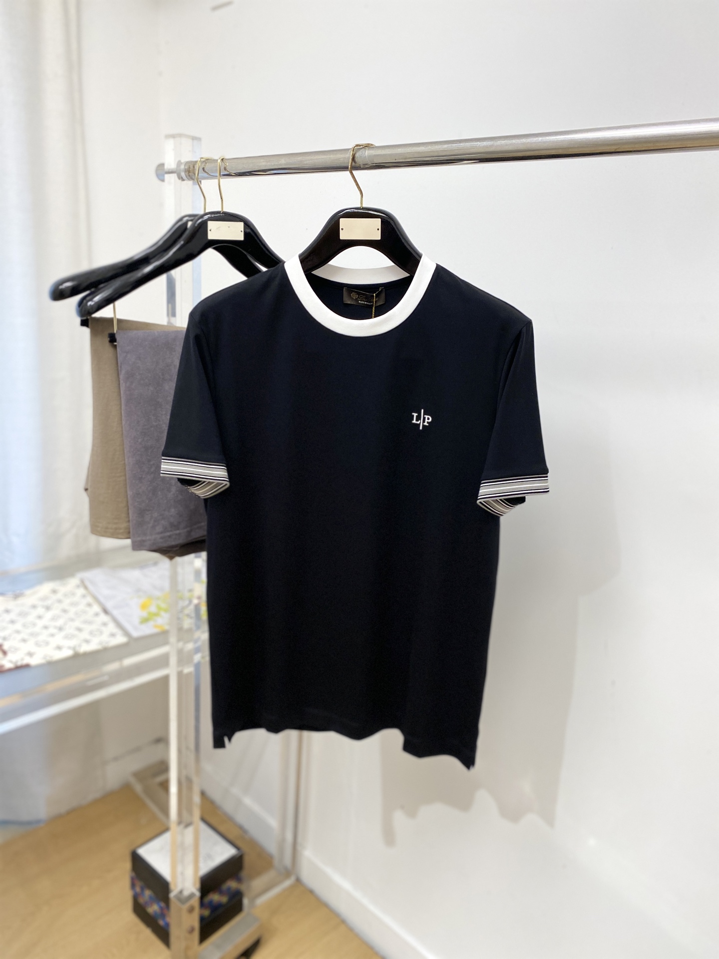 Loro Piana、2026新品短袖T恤，帅气时尚，胸前精致刺绣字母logo，简约百搭款。面料棉 不仅