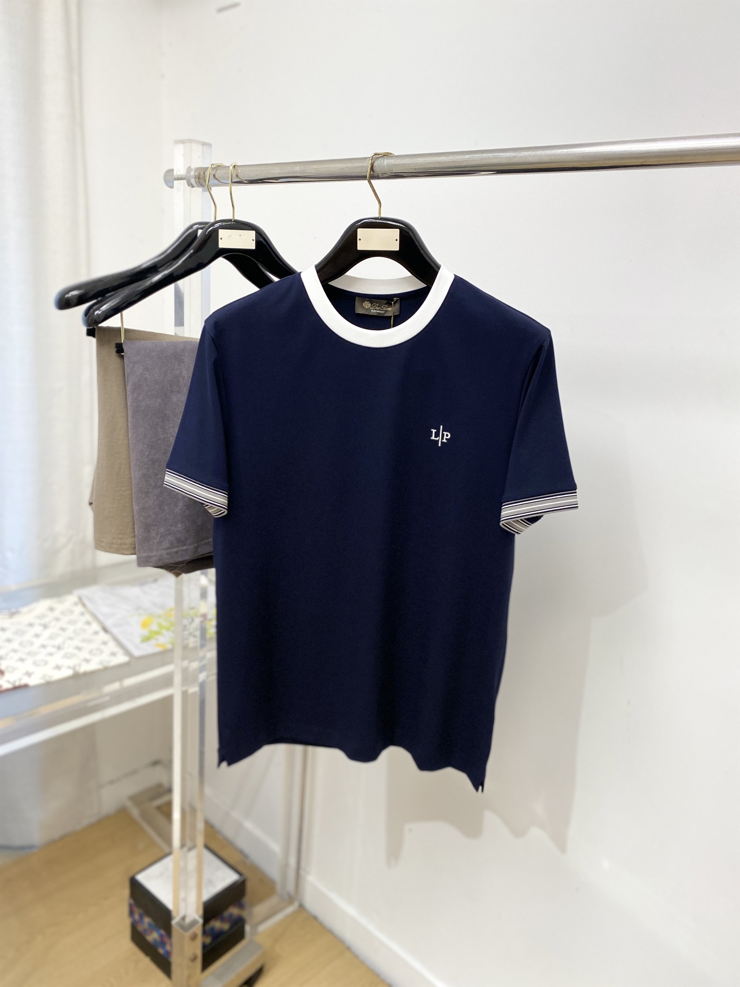 Loro Piana、2026新品短袖T恤，帅气时尚，胸前精致刺绣字母logo，简约百搭款。面料棉 不仅