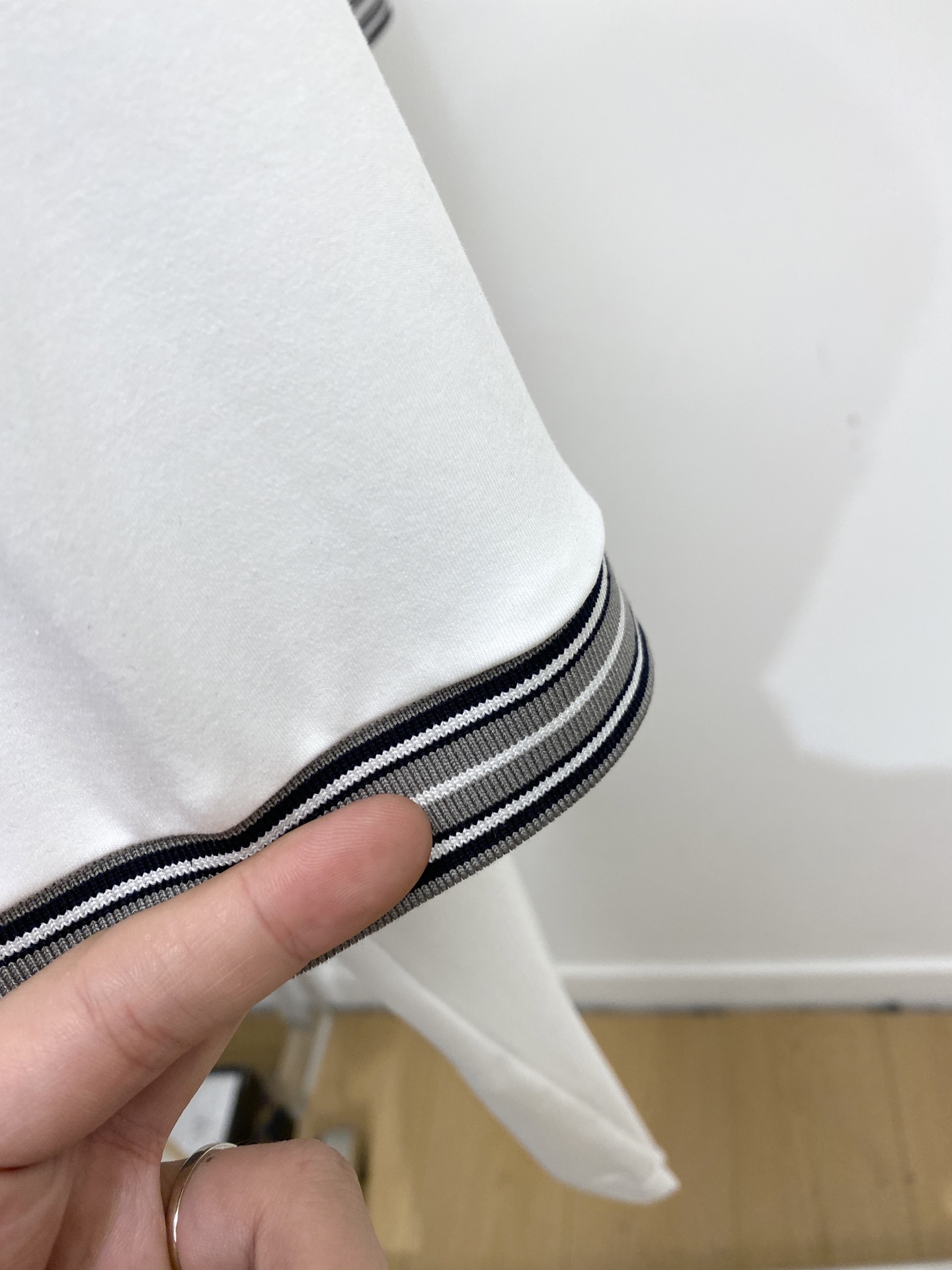 Loro Piana、2026新品短袖T恤，帅气时尚，胸前精致刺绣字母logo，简约百搭款。面料棉 不仅