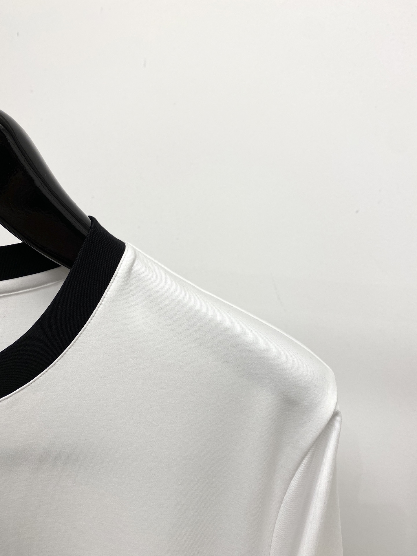 Loro Piana、2026新品短袖T恤，帅气时尚，胸前精致刺绣字母logo，简约百搭款。面料棉 不仅