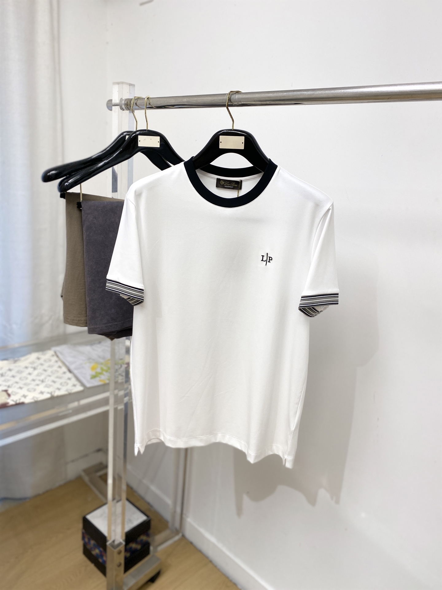 Loro Piana、2026新品短袖T恤，帅气时尚，胸前精致刺绣字母logo，简约百搭款。面料棉 不仅