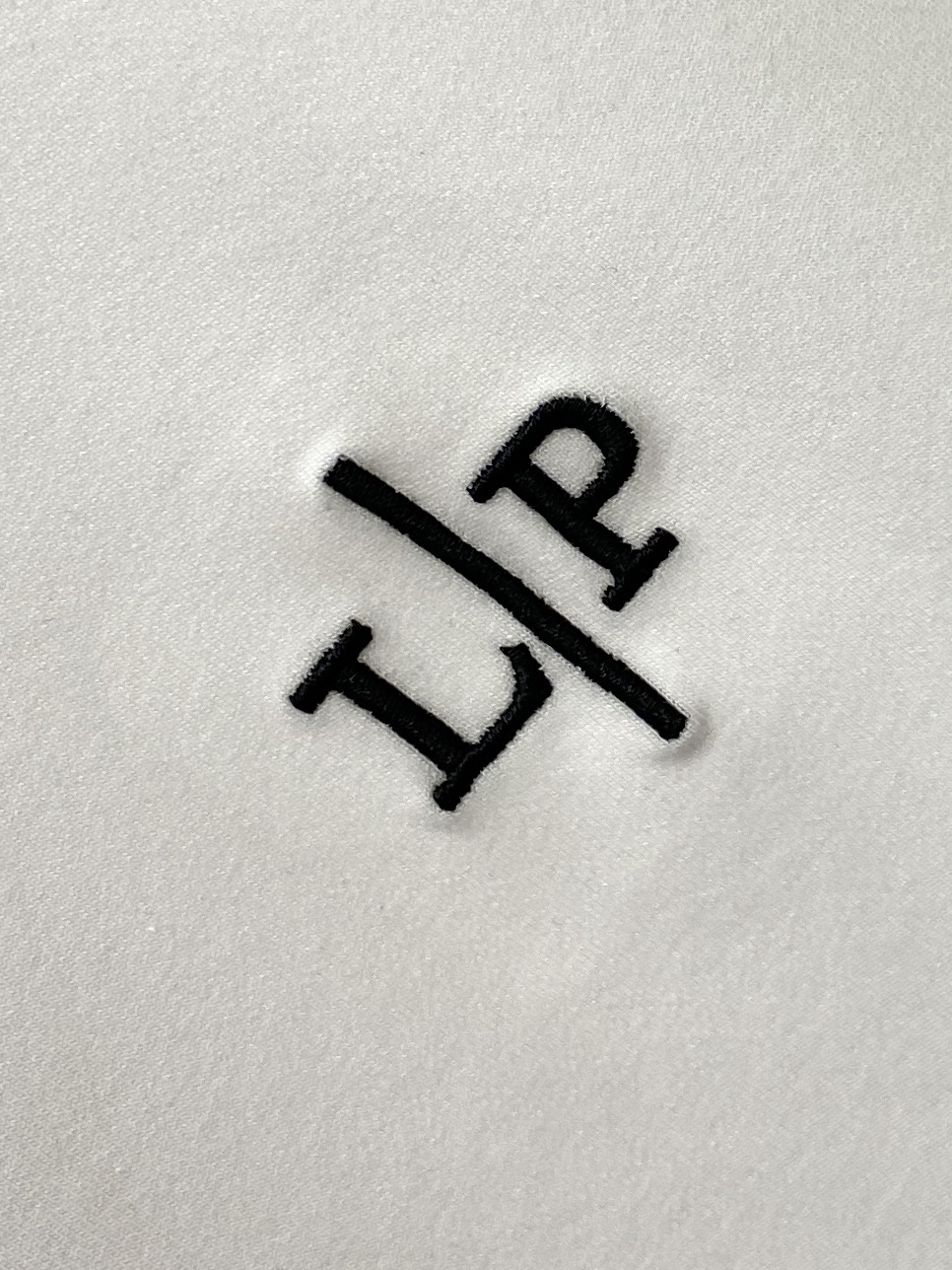 Loro Piana、2026新品短袖T恤，帅气时尚，胸前精致刺绣字母logo，简约百搭款。面料棉 不仅