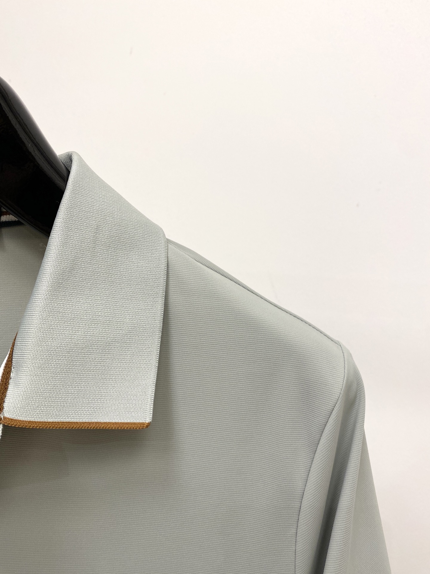 Loro Piana、2026新品短袖T恤，帅气时尚，胸前精致刺绣图案字母logo，简约百搭款。面料棉 