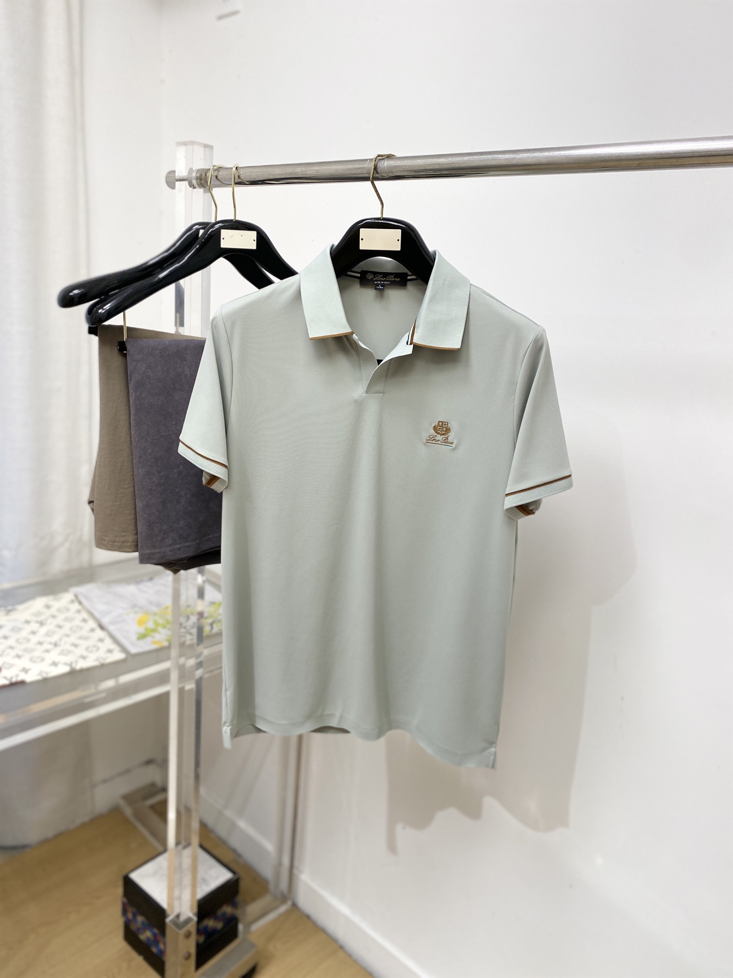 Loro Piana、2026新品短袖T恤，帅气时尚，胸前精致刺绣图案字母logo，简约百搭款。面料棉 