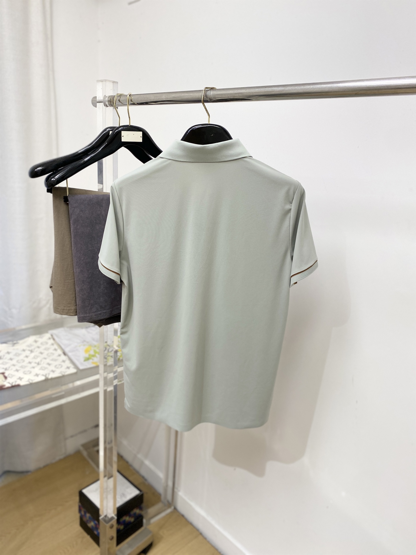 Loro Piana、2026新品短袖T恤，帅气时尚，胸前精致刺绣图案字母logo，简约百搭款。面料棉 