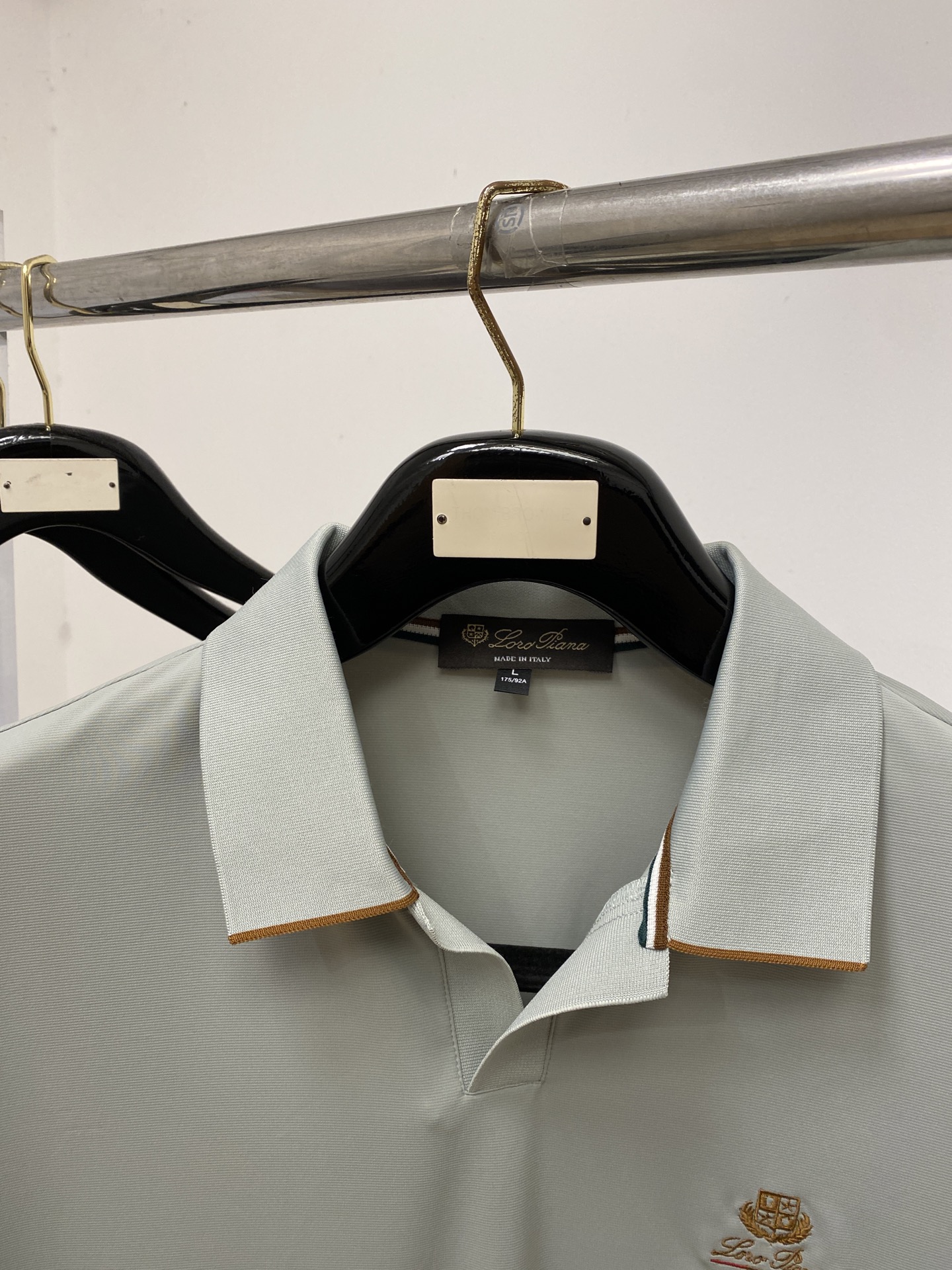Loro Piana、2026新品短袖T恤，帅气时尚，胸前精致刺绣图案字母logo，简约百搭款。面料棉 