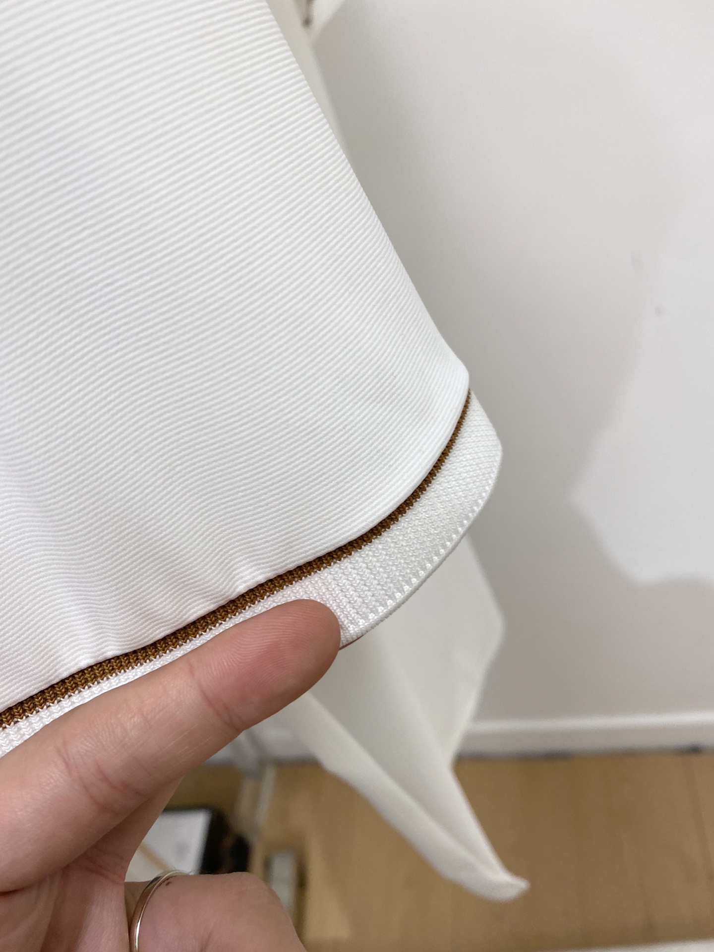 Loro Piana、2026新品短袖T恤，帅气时尚，胸前精致刺绣图案字母logo，简约百搭款。面料棉 