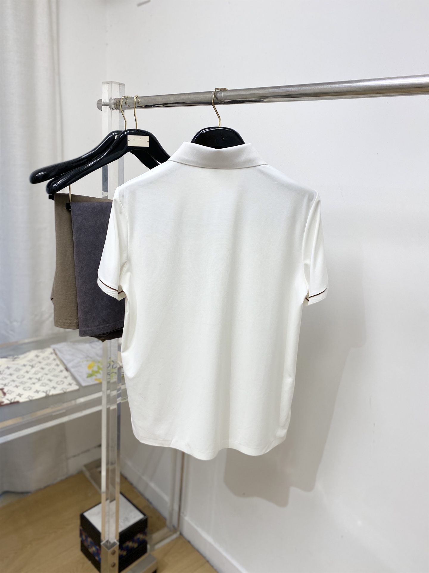 Loro Piana、2026新品短袖T恤，帅气时尚，胸前精致刺绣图案字母logo，简约百搭款。面料棉 