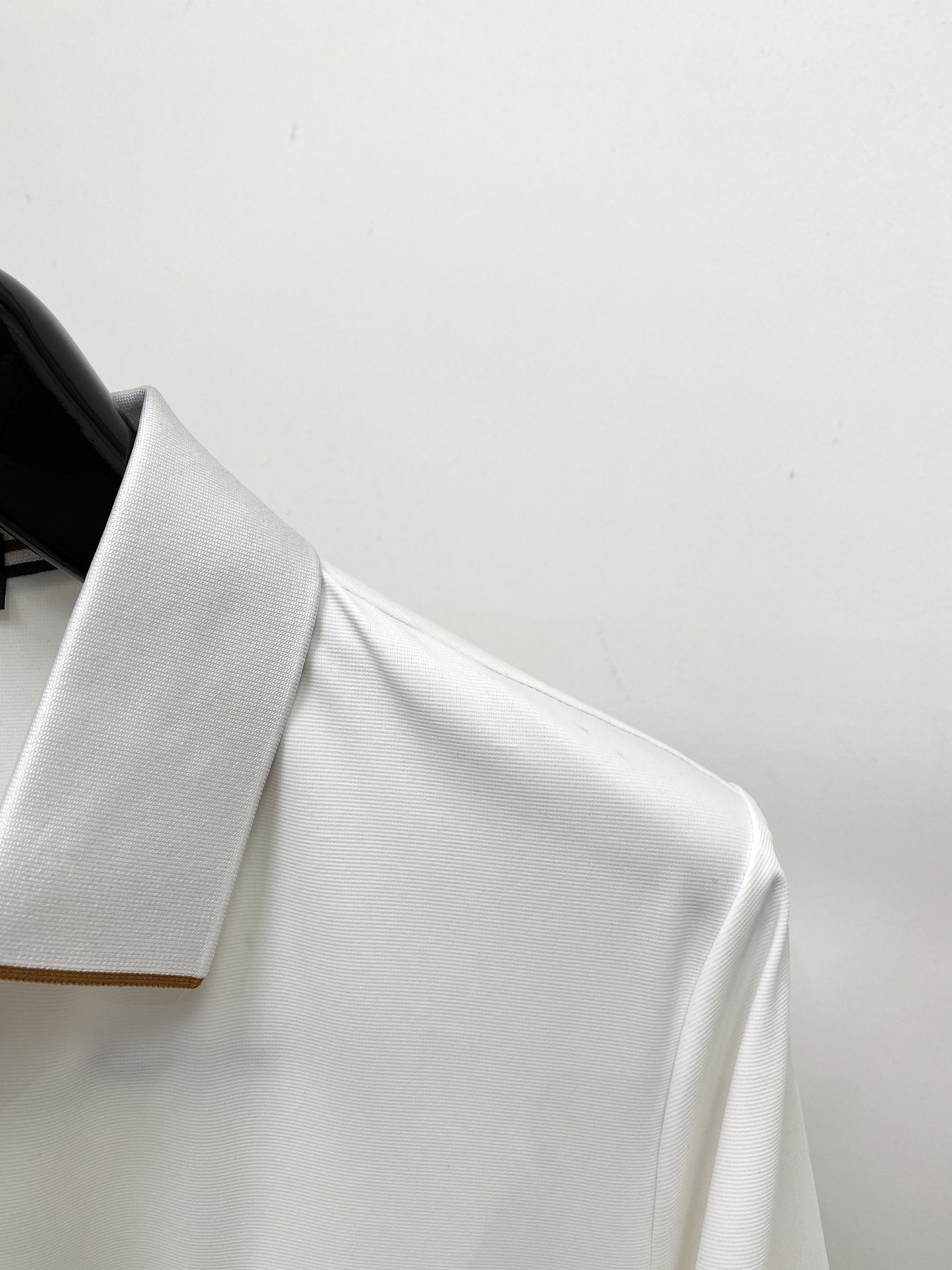Loro Piana、2026新品短袖T恤，帅气时尚，胸前精致刺绣图案字母logo，简约百搭款。面料棉 