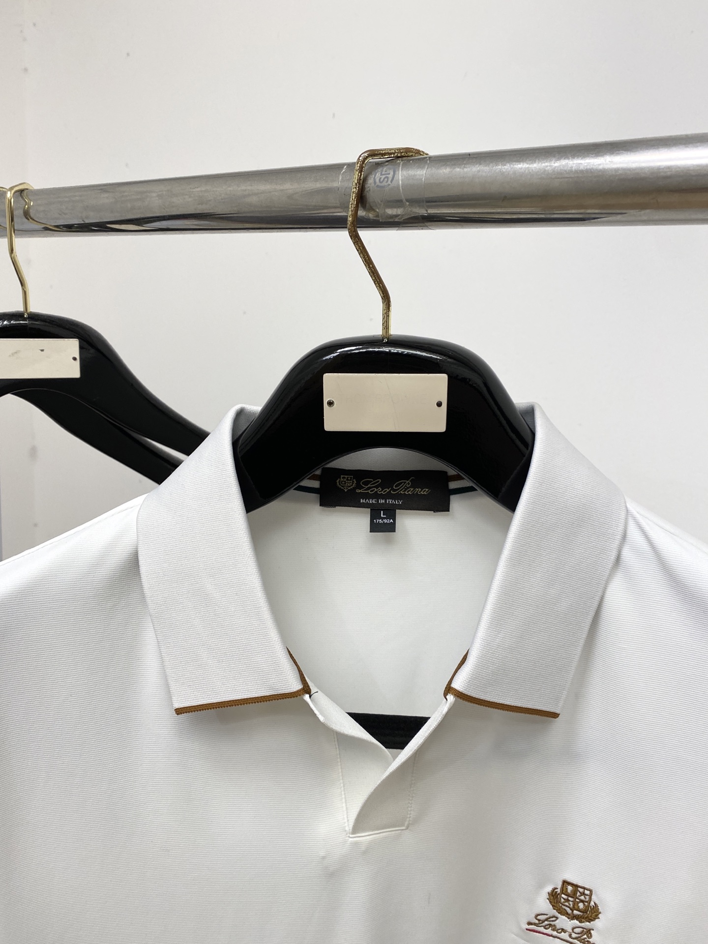 Loro Piana、2026新品短袖T恤，帅气时尚，胸前精致刺绣图案字母logo，简约百搭款。面料棉 