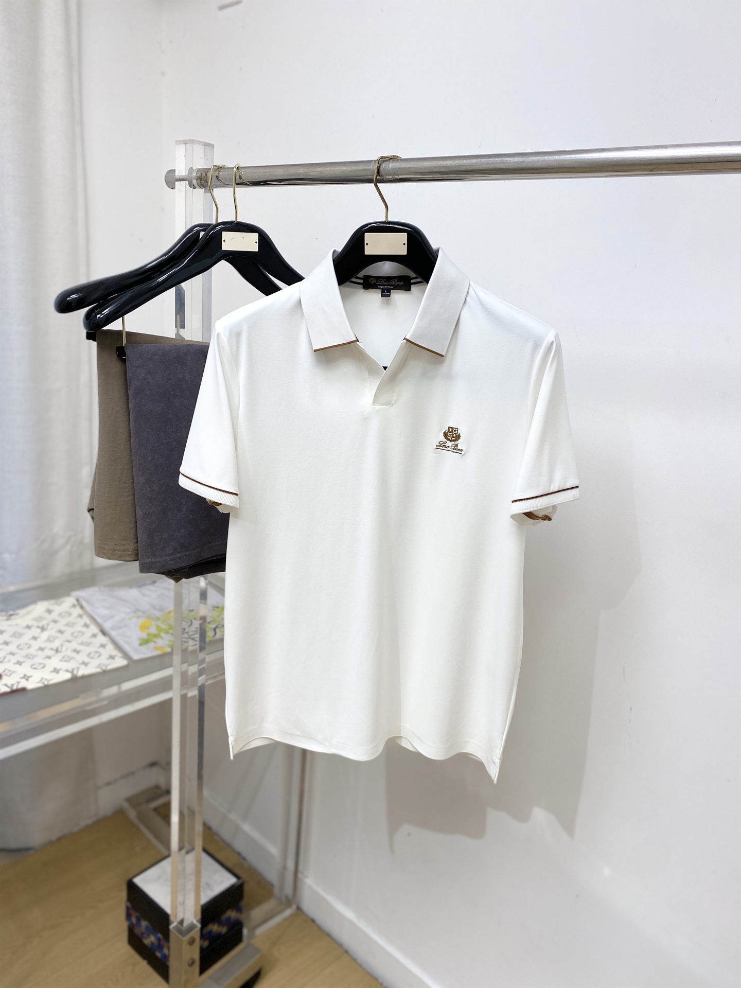 Loro Piana、2026新品短袖T恤，帅气时尚，胸前精致刺绣图案字母logo，简约百搭款。面料棉 