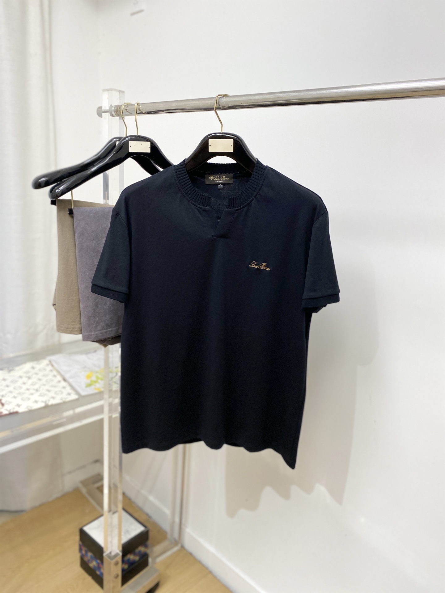 Loro Piana、2026新品短袖T恤，帅气时尚，胸前精致刺绣字母logo，简约百搭款。面料棉 不仅