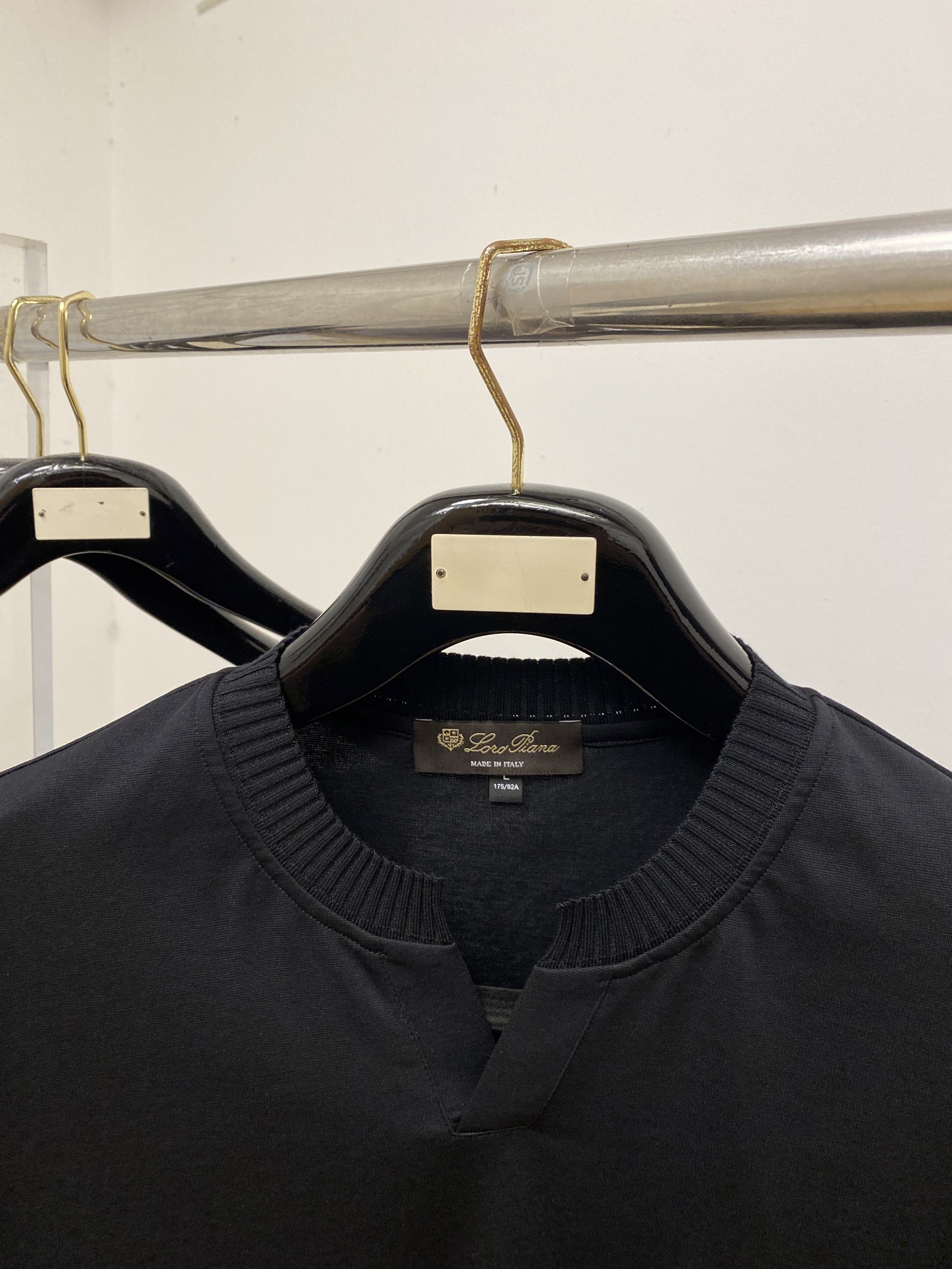 Loro Piana、2026新品短袖T恤，帅气时尚，胸前精致刺绣字母logo，简约百搭款。面料棉 不仅