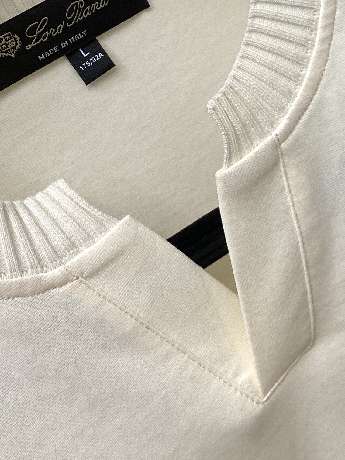 Loro Piana、2026新品短袖T恤，帅气时尚，胸前精致刺绣字母logo，简约百搭款。面料棉 不仅