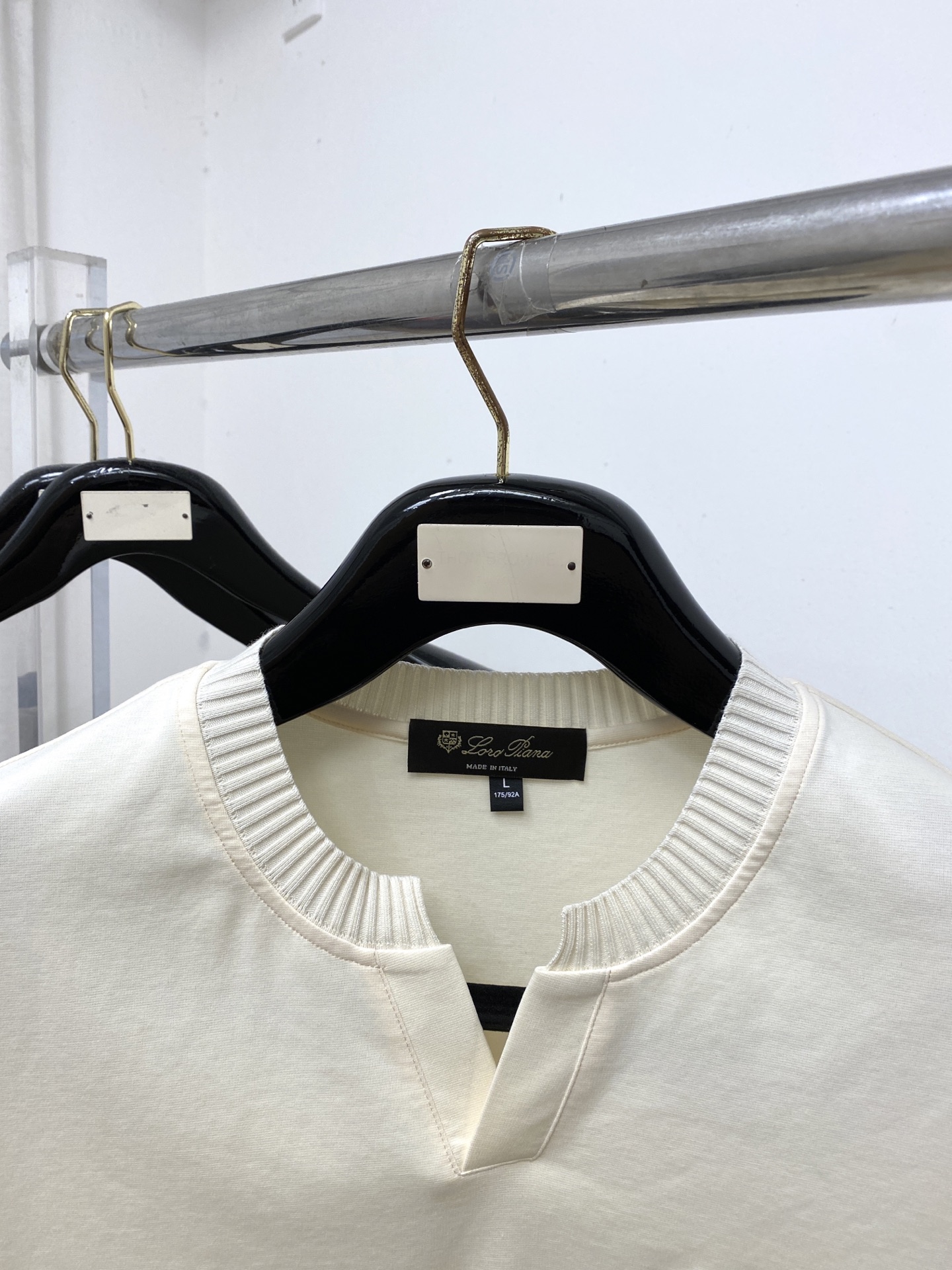 Loro Piana、2026新品短袖T恤，帅气时尚，胸前精致刺绣字母logo，简约百搭款。面料棉 不仅