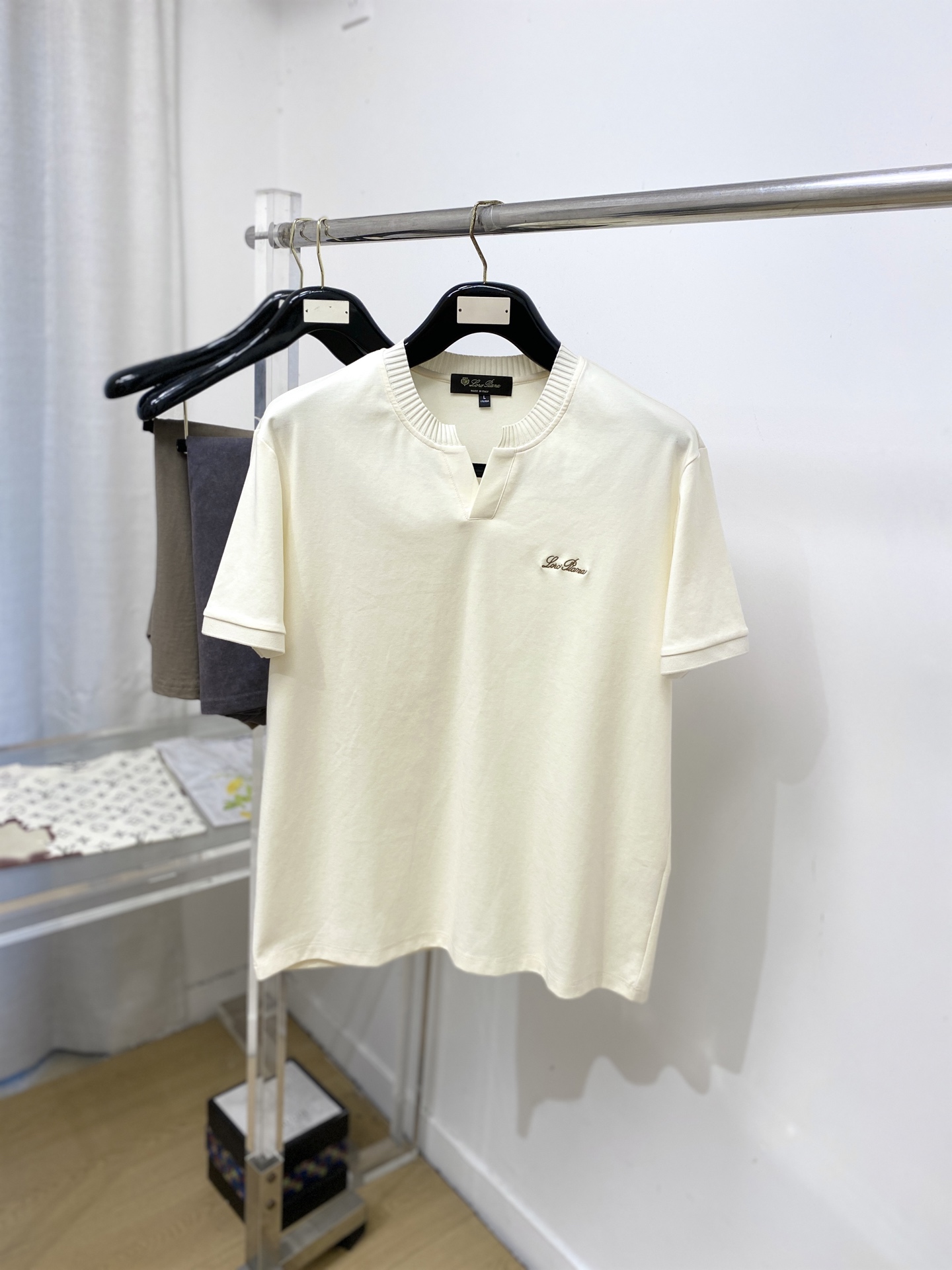 Loro Piana、2026新品短袖T恤，帅气时尚，胸前精致刺绣字母logo，简约百搭款。面料棉 不仅