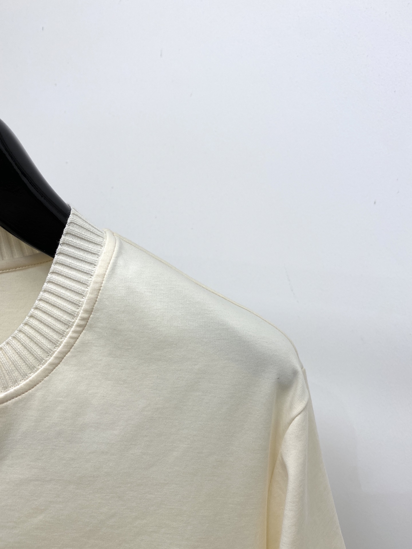 Loro Piana、2026新品短袖T恤，帅气时尚，胸前精致刺绣字母logo，简约百搭款。面料棉 不仅
