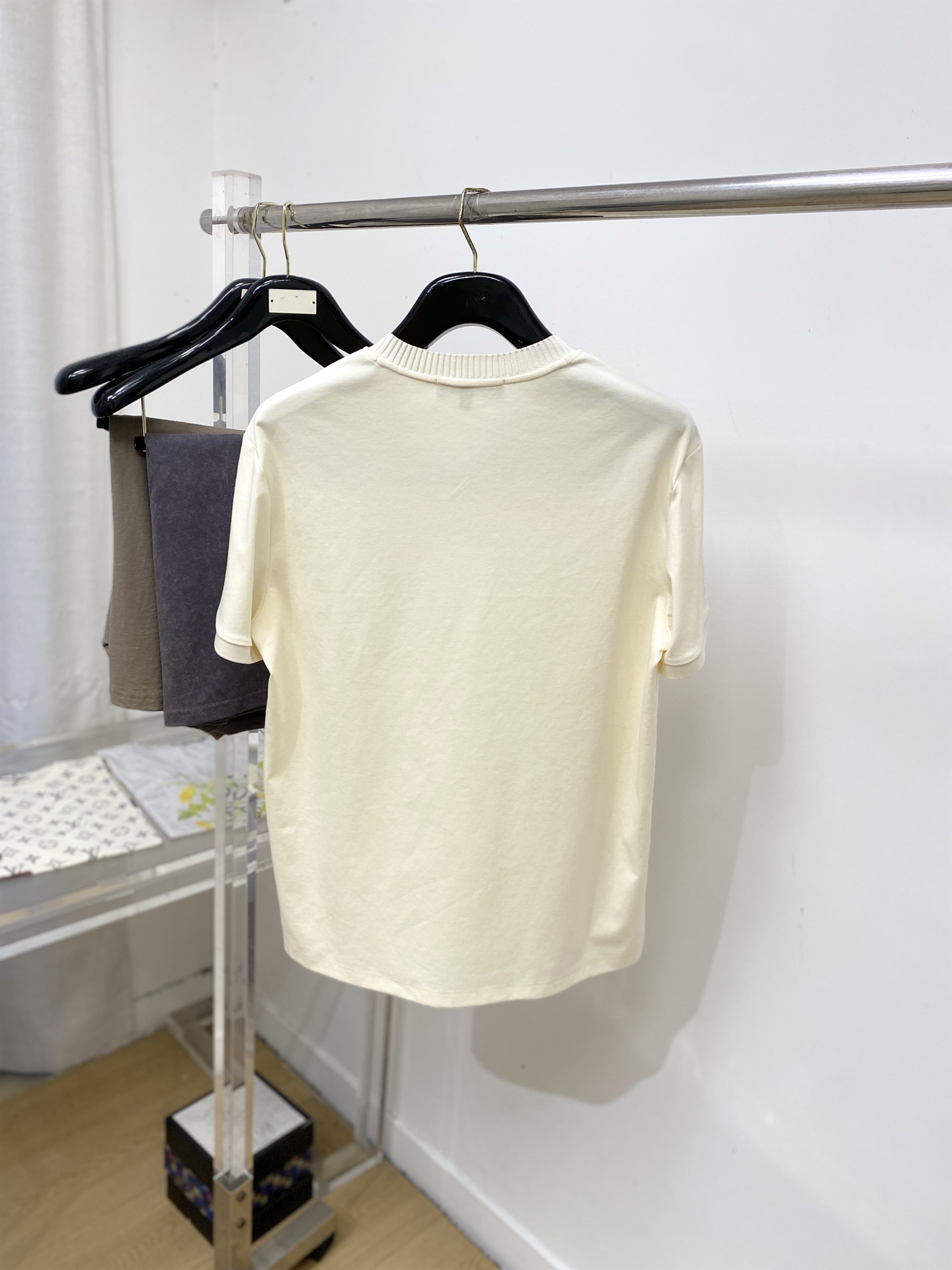 Loro Piana、2026新品短袖T恤，帅气时尚，胸前精致刺绣字母logo，简约百搭款。面料棉 不仅