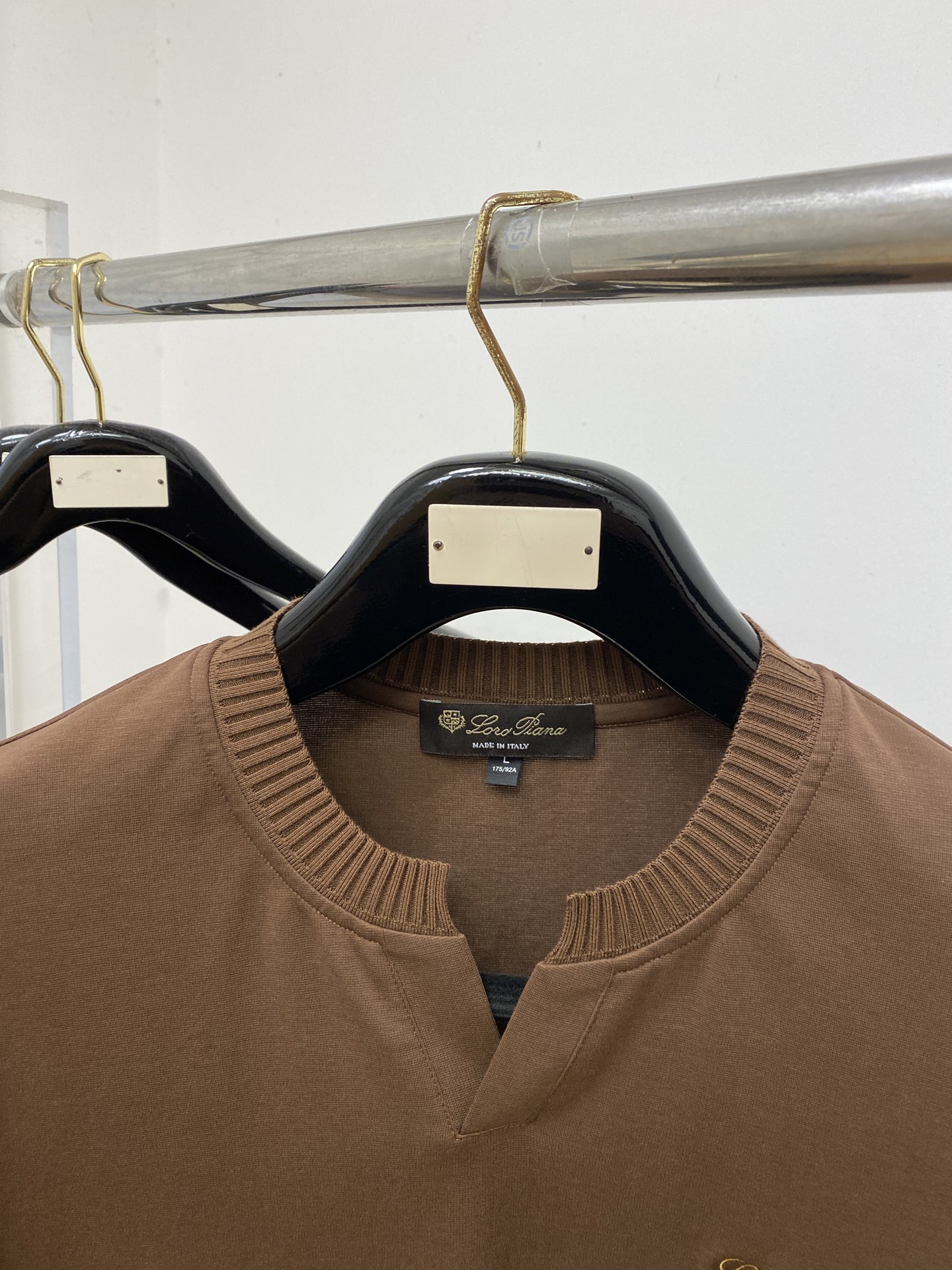 Loro Piana、2026新品短袖T恤，帅气时尚，胸前精致刺绣字母logo，简约百搭款。面料棉 不仅