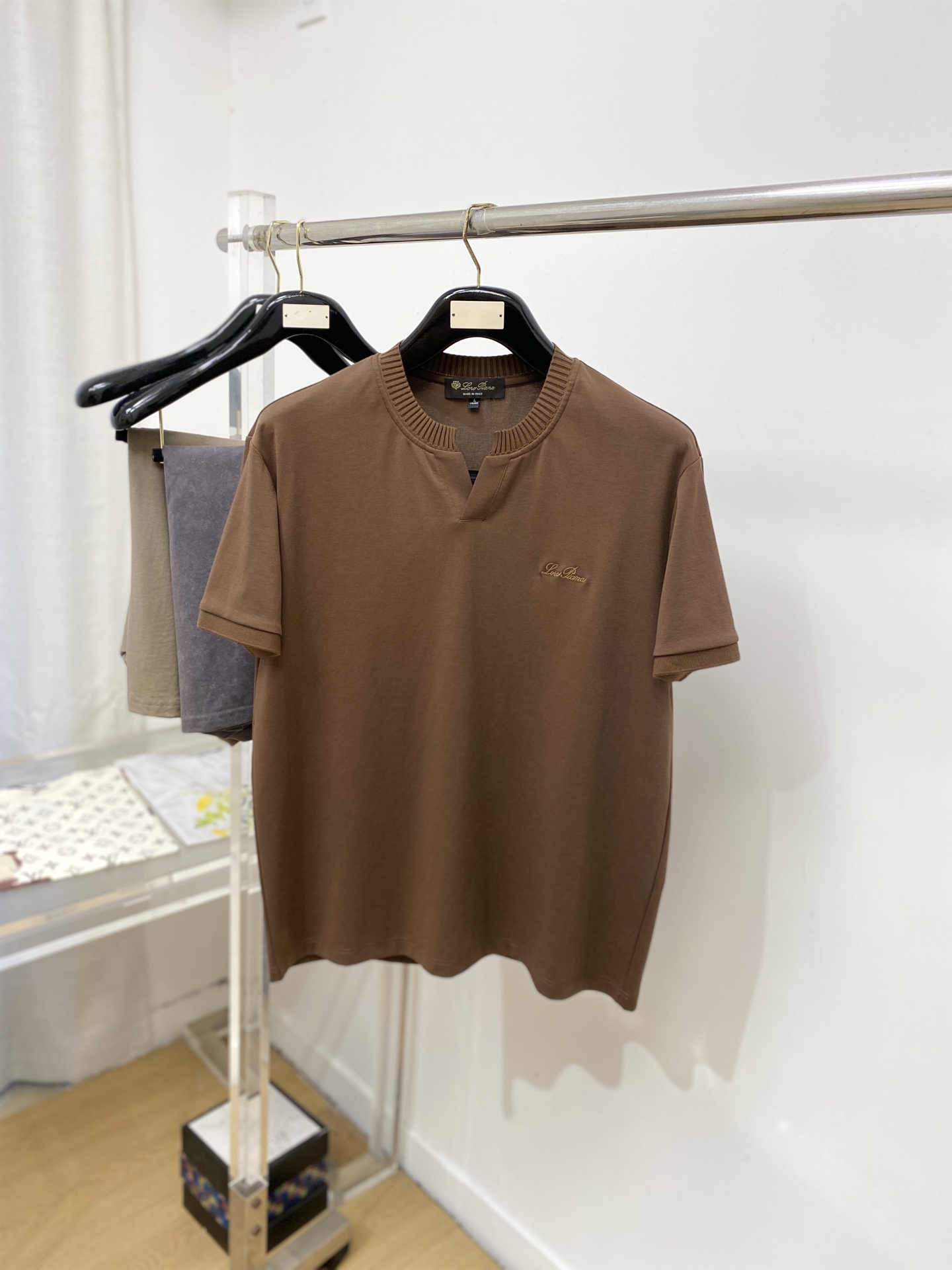 Loro Piana、2026新品短袖T恤，帅气时尚，胸前精致刺绣字母logo，简约百搭款。面料棉 不仅