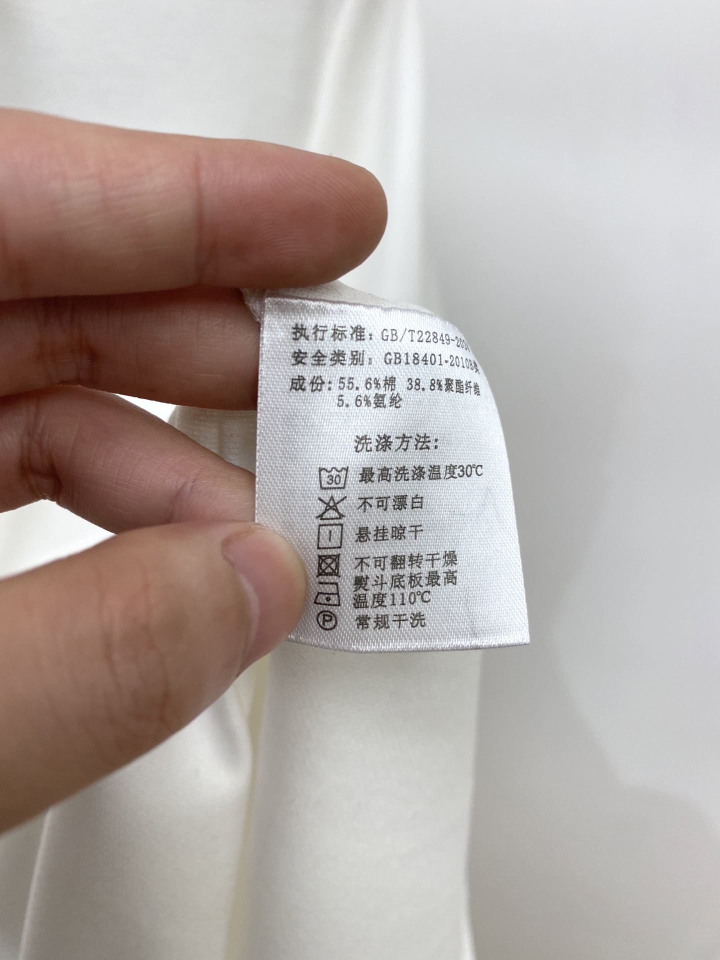 罗意威、2026新品短袖T恤，帅气时尚，胸前精致刺绣图案logo，简约百搭款。面料针织 不仅挺括，保持潮