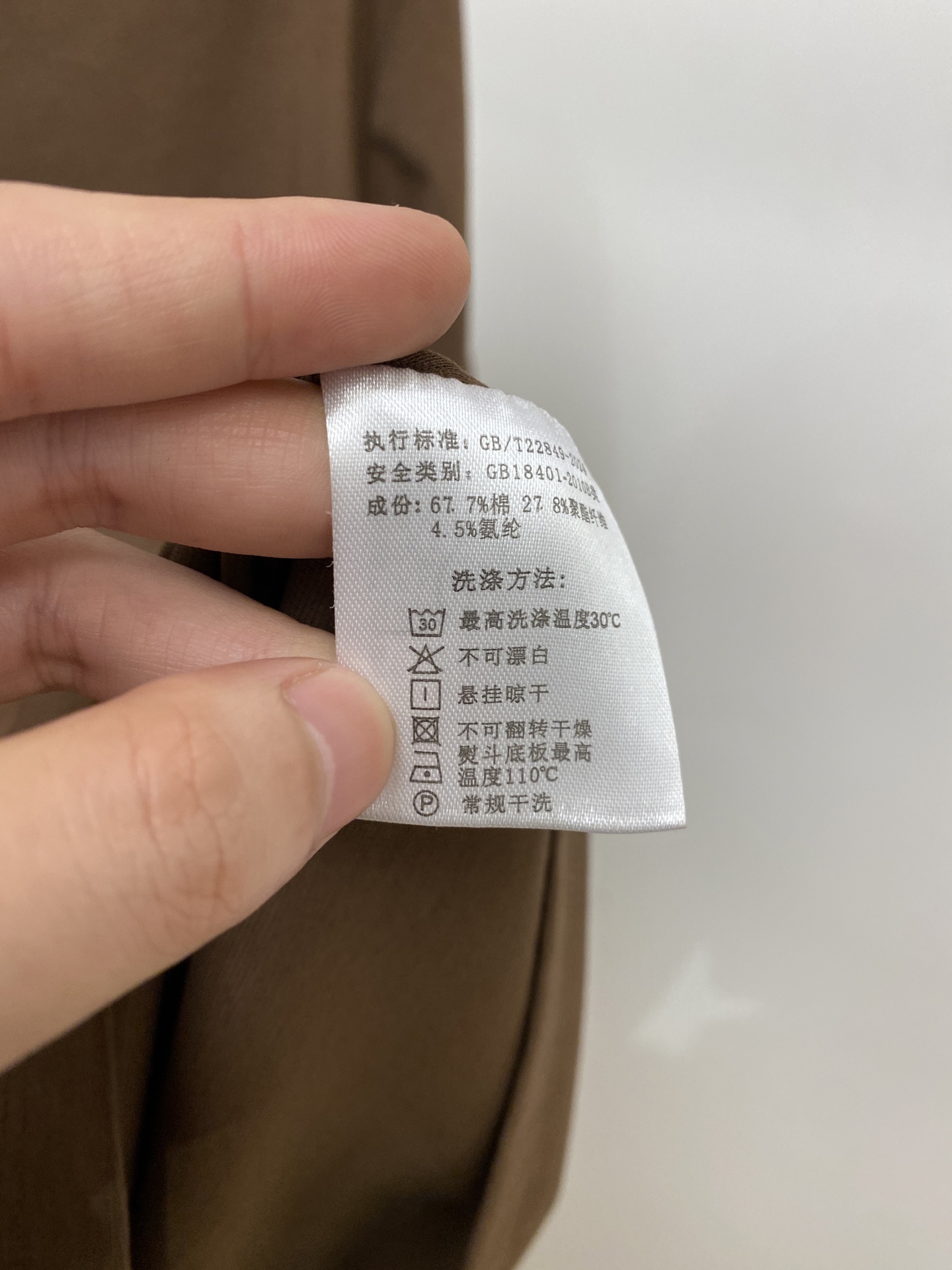 普拉达、2026新品短袖T恤，帅气时尚，胸前精致刺绣字母图案logo，简约百搭款。面料针织 不仅挺括，保