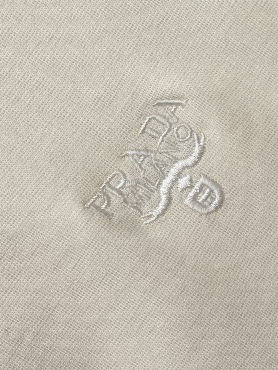 ￼ 普拉达、2026新品短袖T恤，帅气时尚，胸前精致刺绣字母图案logo，简约百搭款。面料针织 不仅挺括