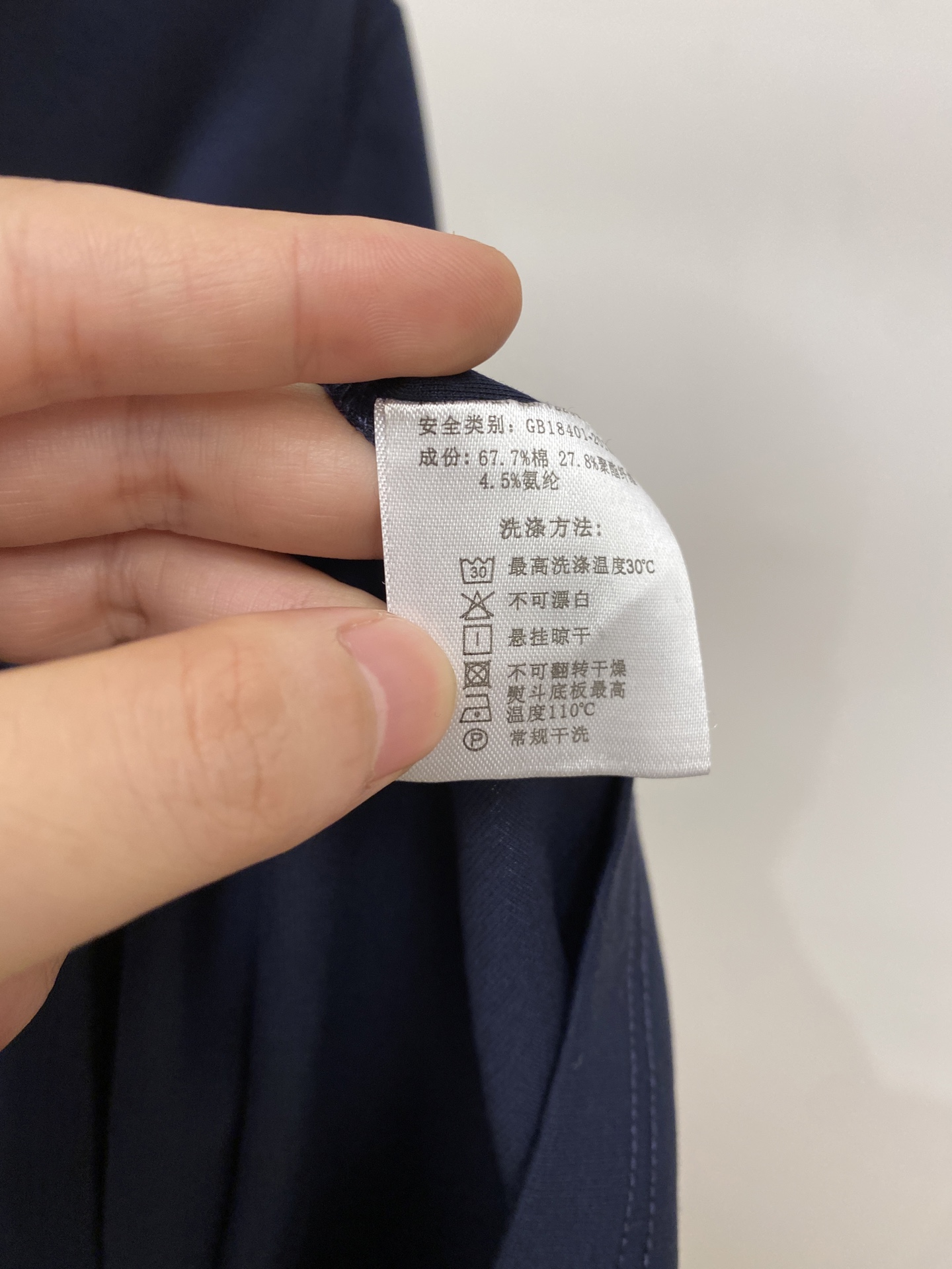 普拉达、2026新品短袖T恤，帅气时尚，胸前精致刺绣字母图案logo，简约百搭款。面料针织 不仅挺括，保