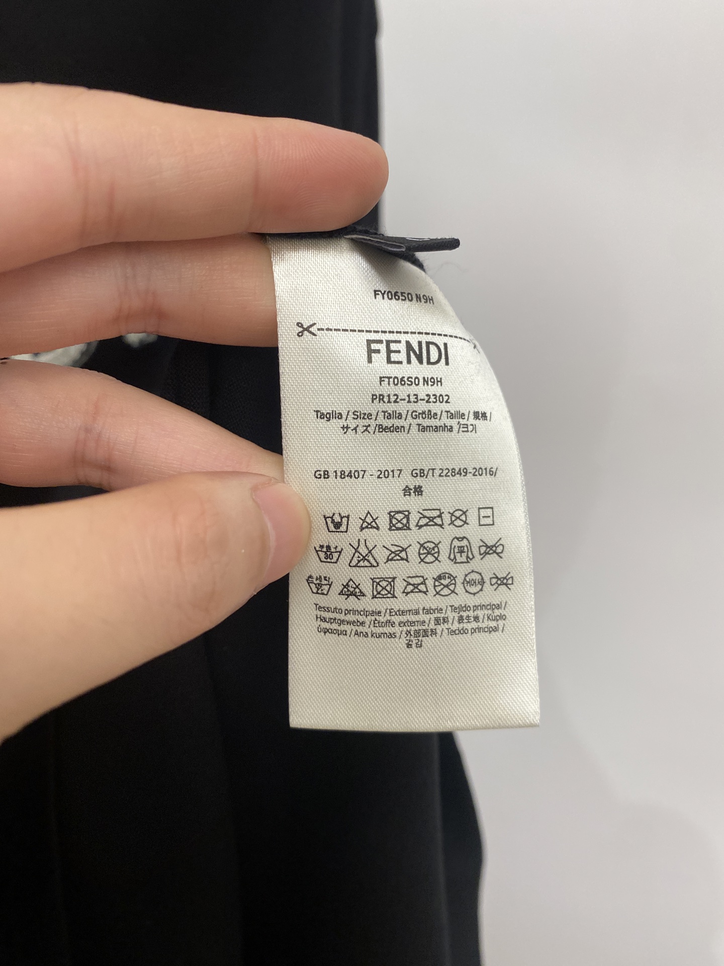 ￼芬迪、2026新品短袖T恤，帅气时尚，胸前精致刺绣字母logo，简约百搭款。面料棉 不仅挺括，保持潮流