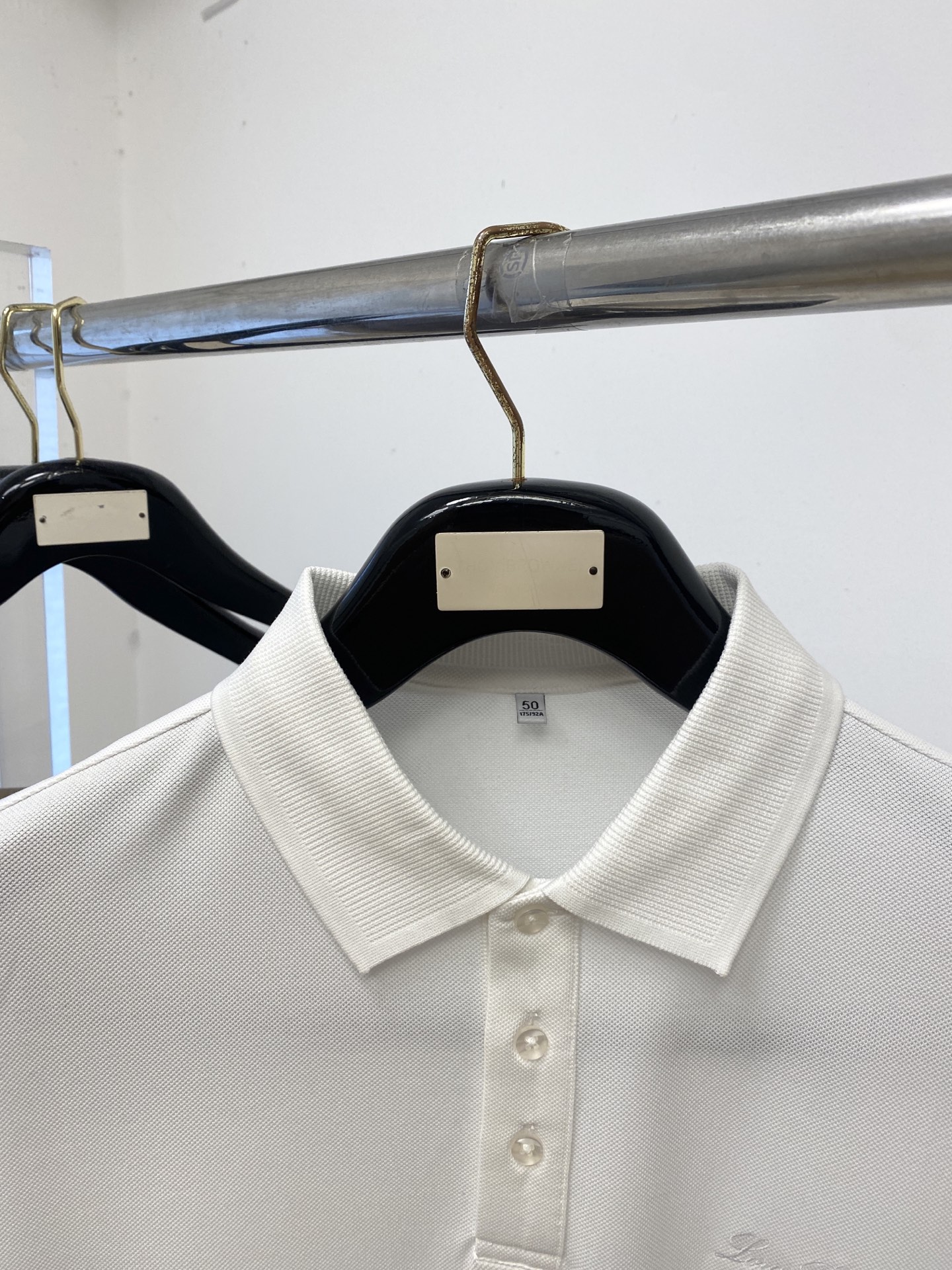 Loro Piana、2026新品短袖T恤，帅气时尚，胸前精致刺绣字母logo，简约百搭款。面料棉 不仅
