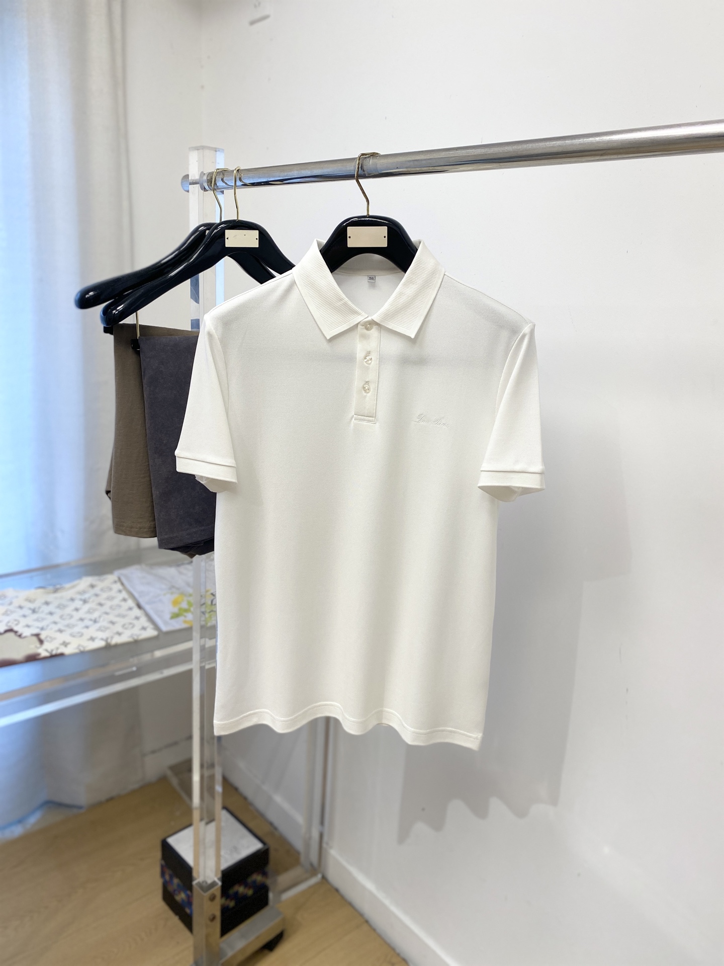 Loro Piana、2026新品短袖T恤，帅气时尚，胸前精致刺绣字母logo，简约百搭款。面料棉 不仅